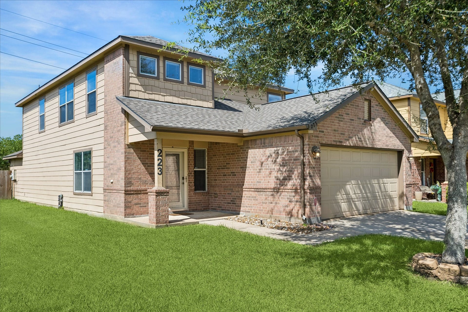 223 Sunset Colony Drive, Rosharon, TX 77583 This is an easy one to love: outstanding curb appeal, thoughtful updates, a quiet cul-de-sac setting with no rear neighbors, a full sprinkler system and a 2-car attached garage with remote openers and epoxy flooring. Add a nearby neighborhood park and amenities, and it gets even better.