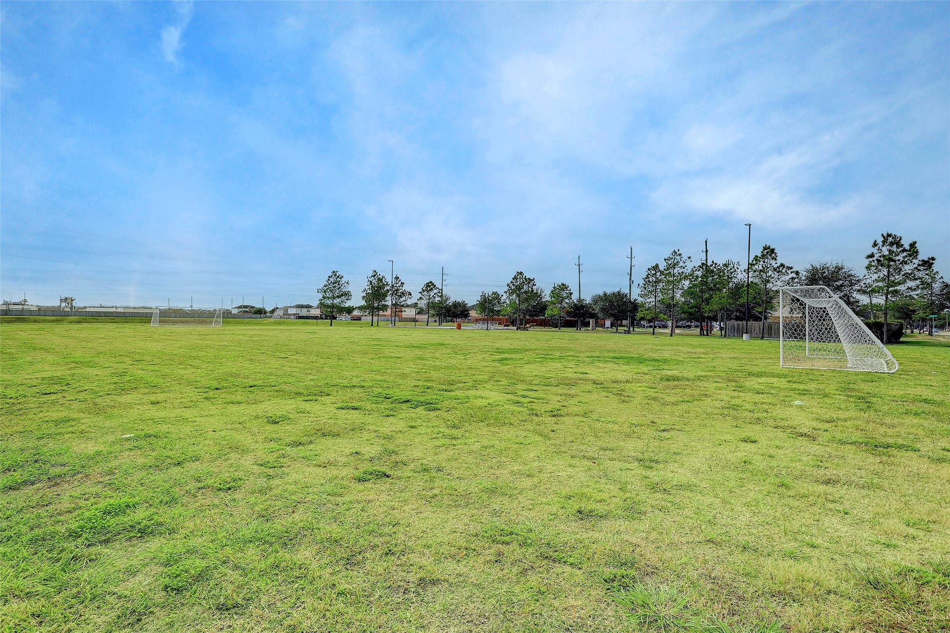 223 Sunset Colony Drive, Rosharon, TX 77583 Southern Colony offers a welcoming neighborhood setting with plenty of outdoor spaces designed for fresh air, play and everyday fun.