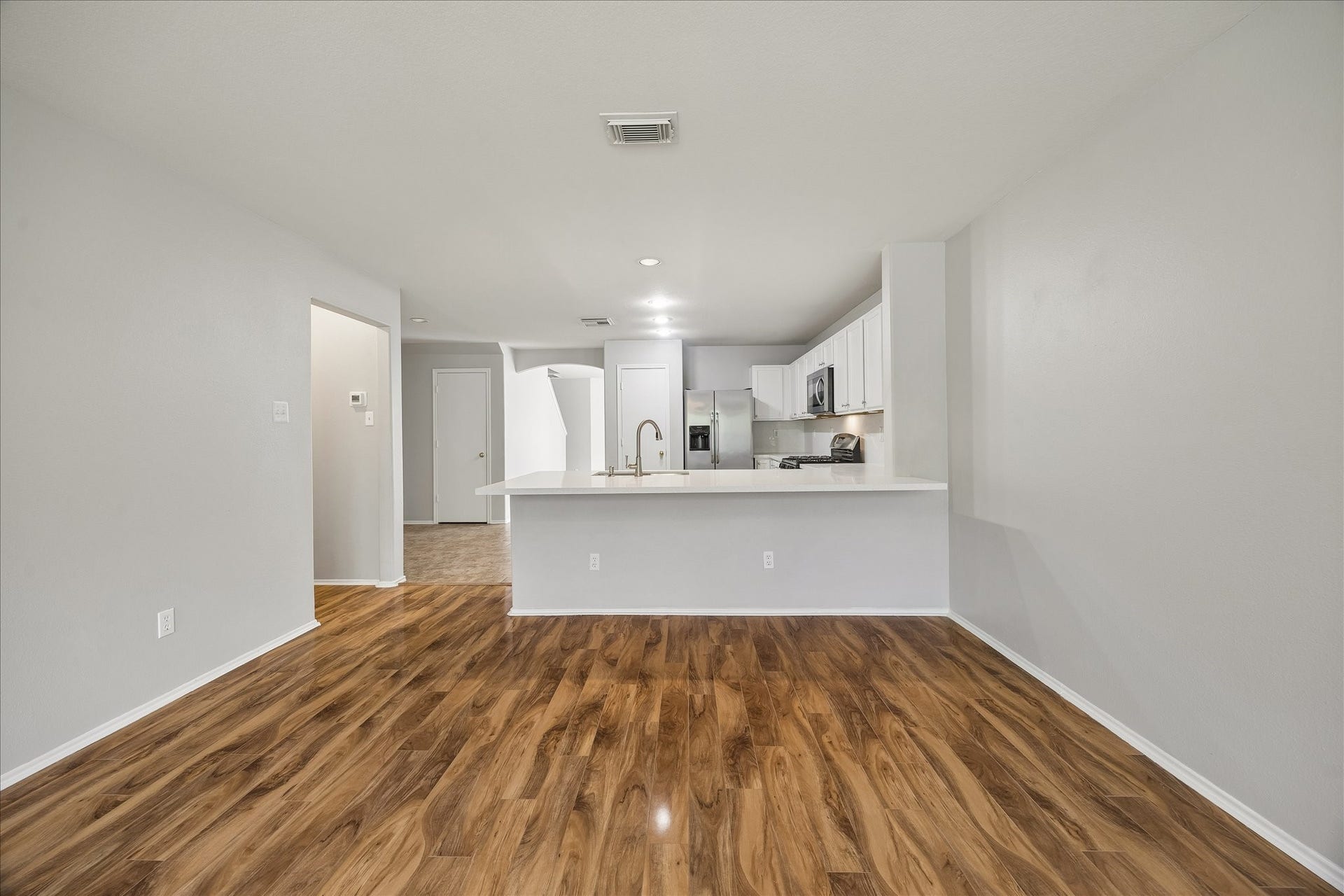 223 Sunset Colony Drive, Rosharon, TX 77583 The family room is made for comfortable daily living, with an easy flow to the kitchen, warm wood-look laminate flooring and plenty of space to settle in and make yourself at home.