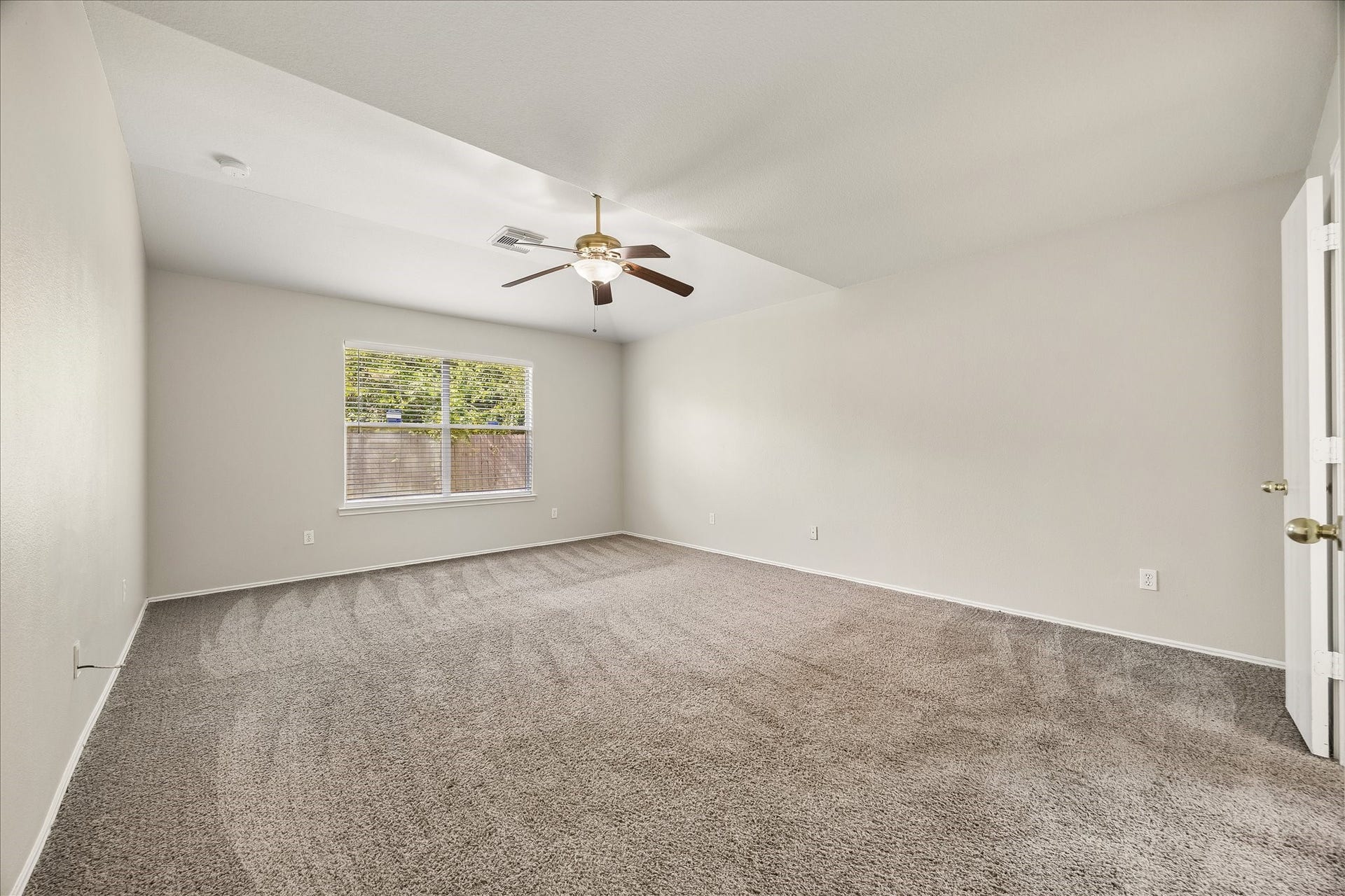 223 Sunset Colony Drive, Rosharon, TX 77583 Plush neutral carpet, fresh paint and an open, airy vibe make this owners retreat feel calm, comfortable and ready for your personal touches.