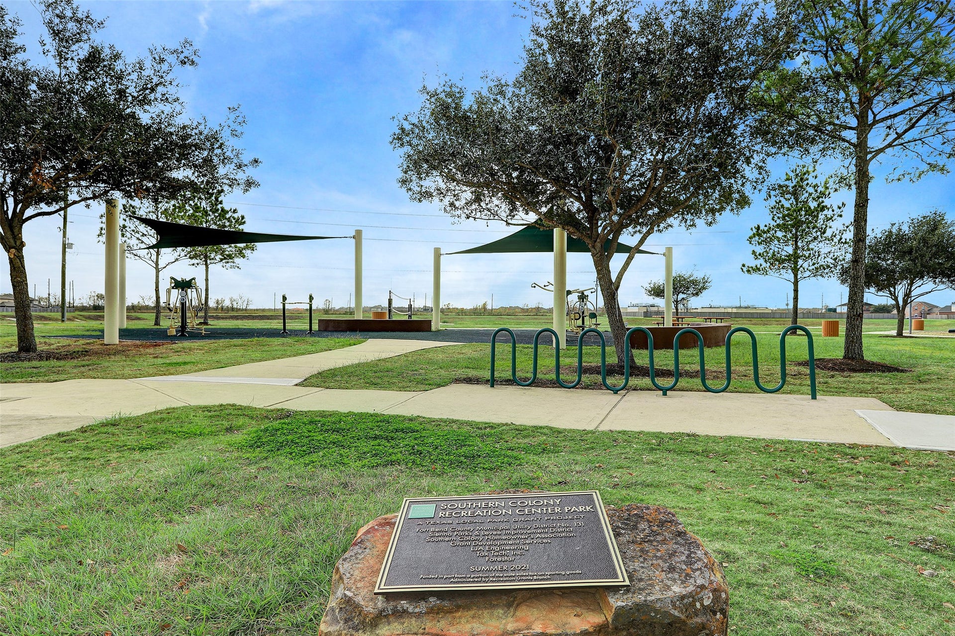 223 Sunset Colony Drive, Rosharon, TX 77583 Fresh air comes with options here, with shaded outdoor fitness areas, walking paths and plenty of open green space to enjoy.