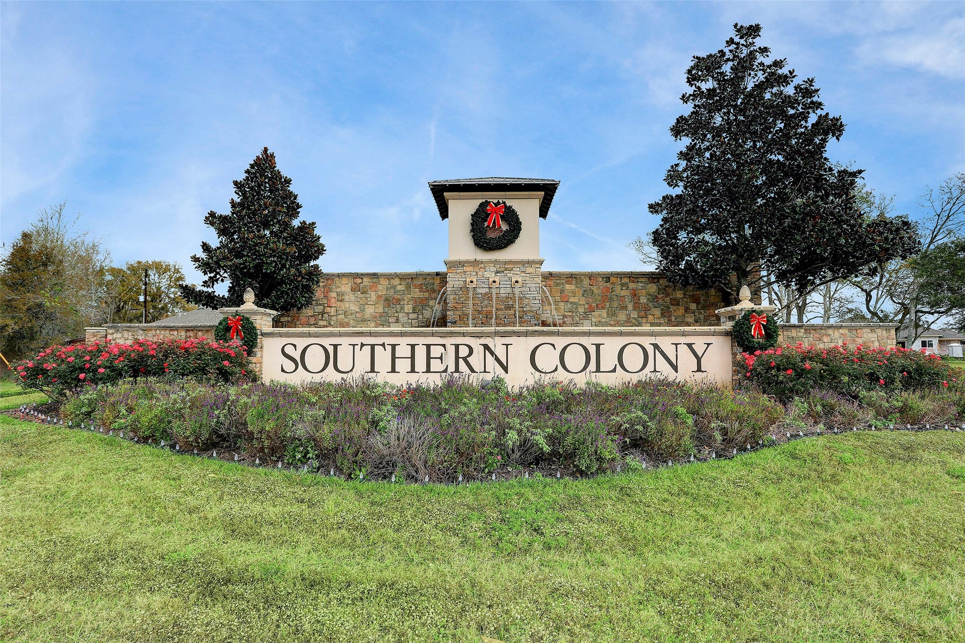223 Sunset Colony Drive, Rosharon, TX 77583 Come home to Southern Colony, where friendly neighbors, amazing amenities and plenty of ways to enjoy the outdoors make everyday living feel a little more connected.