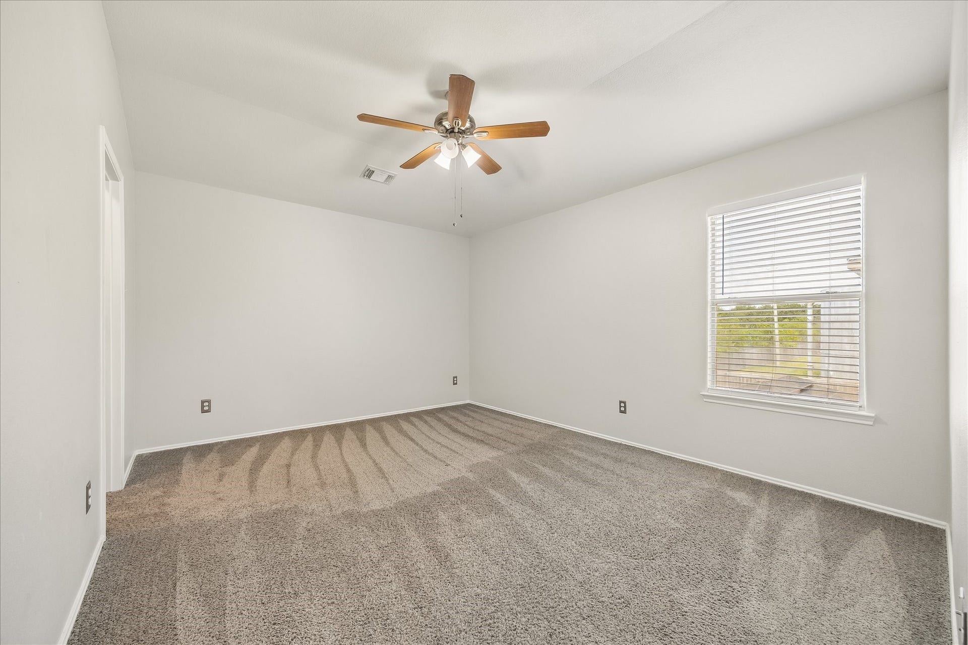 223 Sunset Colony Drive, Rosharon, TX 77583 They will rest comfortably in this roomy guest bedroom with soft neutral carpet, fresh paint, a cooling ceiling fan, a large closet and easy access to the upstairs full bath.