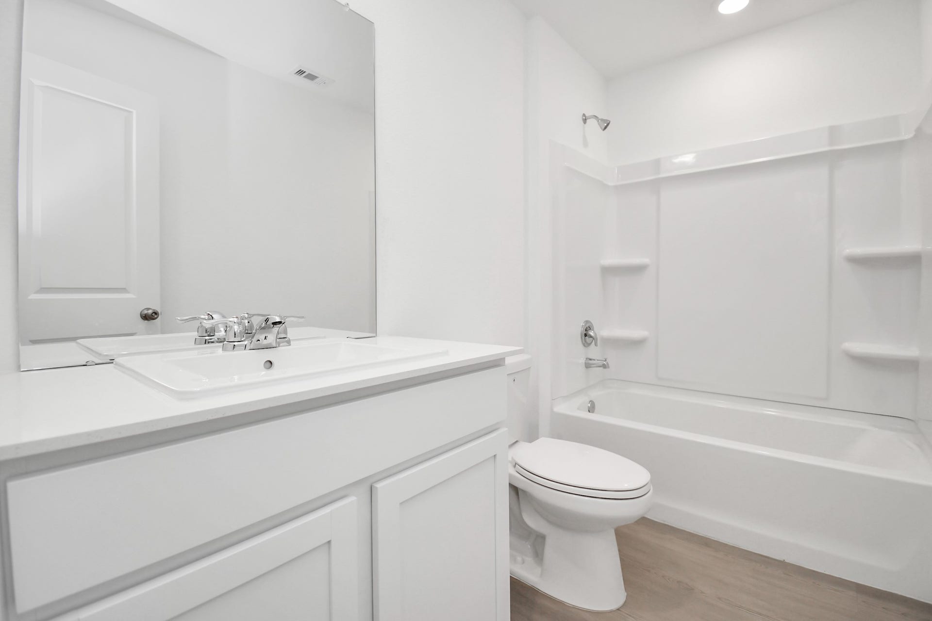 Full secondary Bathroom