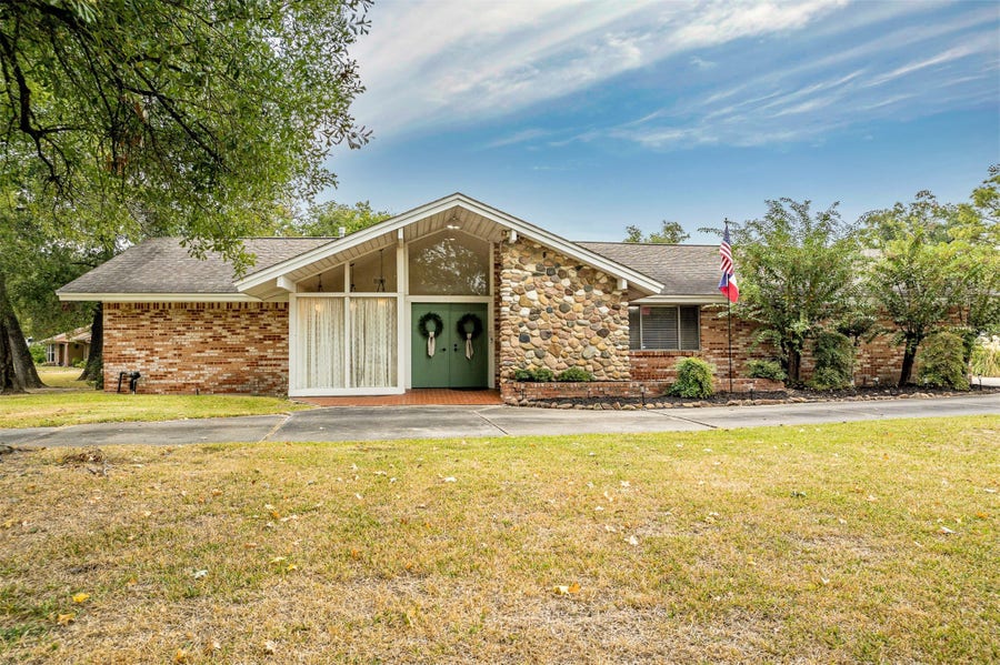 Property photo for 101 Crestway Drive, Baytown, TX