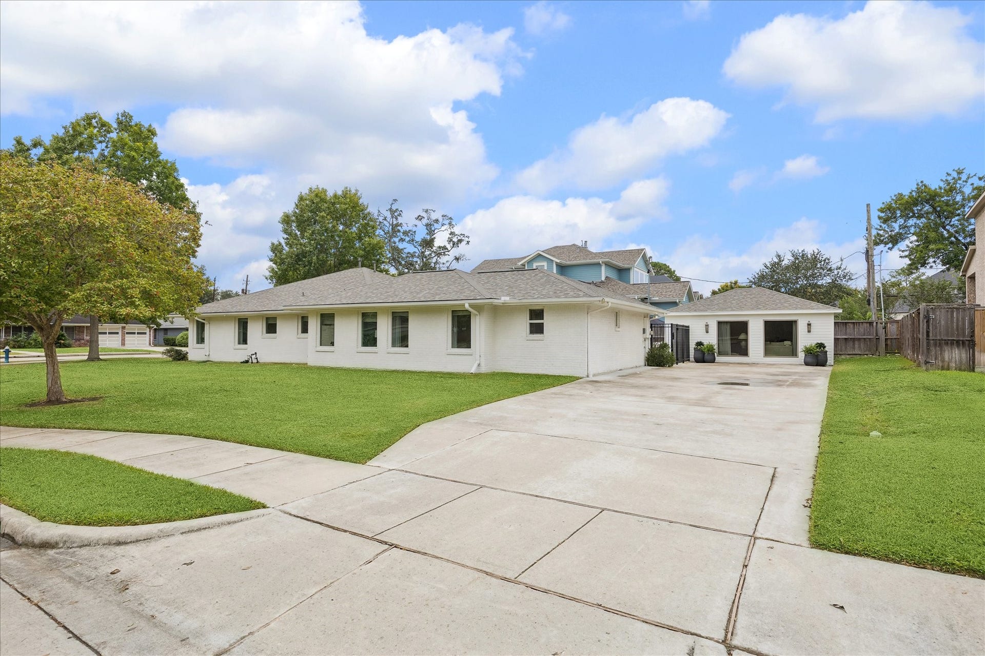3702 Linkwood Drive, Houston, TX 77025 Parking for 6 cars in this spacious driveway.