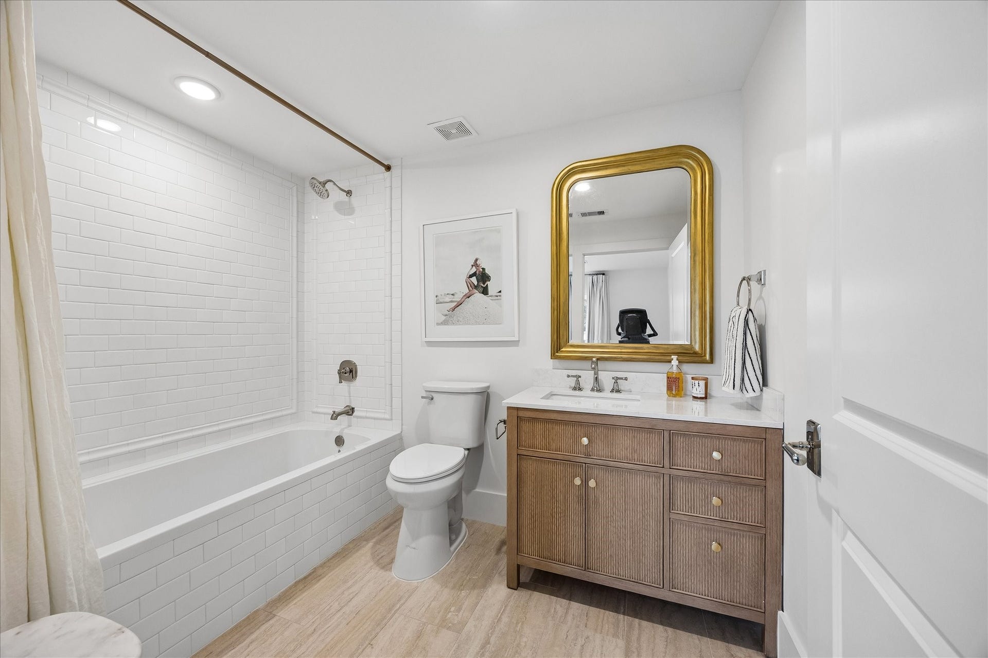 3702 Linkwood Drive, Houston, TX 77025 Chic pool house full bath.