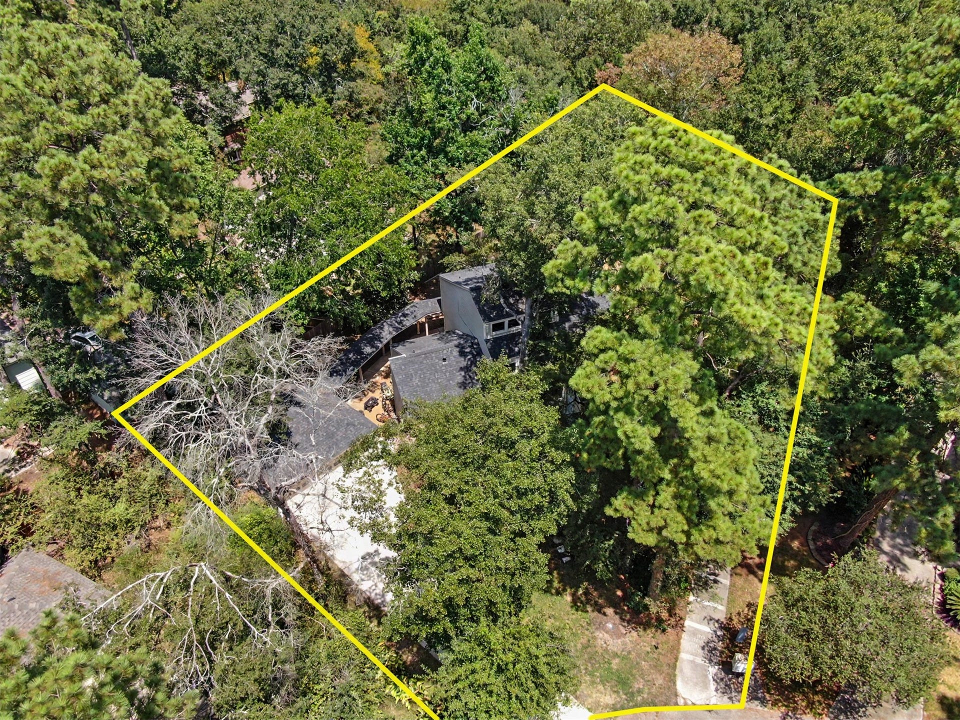 2314 Chestnut Oak Place, The Woodlands, TX 77380 Sawmill Park also features a baseball field, basketball and tennis courts, sand volleyball, and a covered pavilion. Take the private path from the backyard gate and be there in about a minute.
