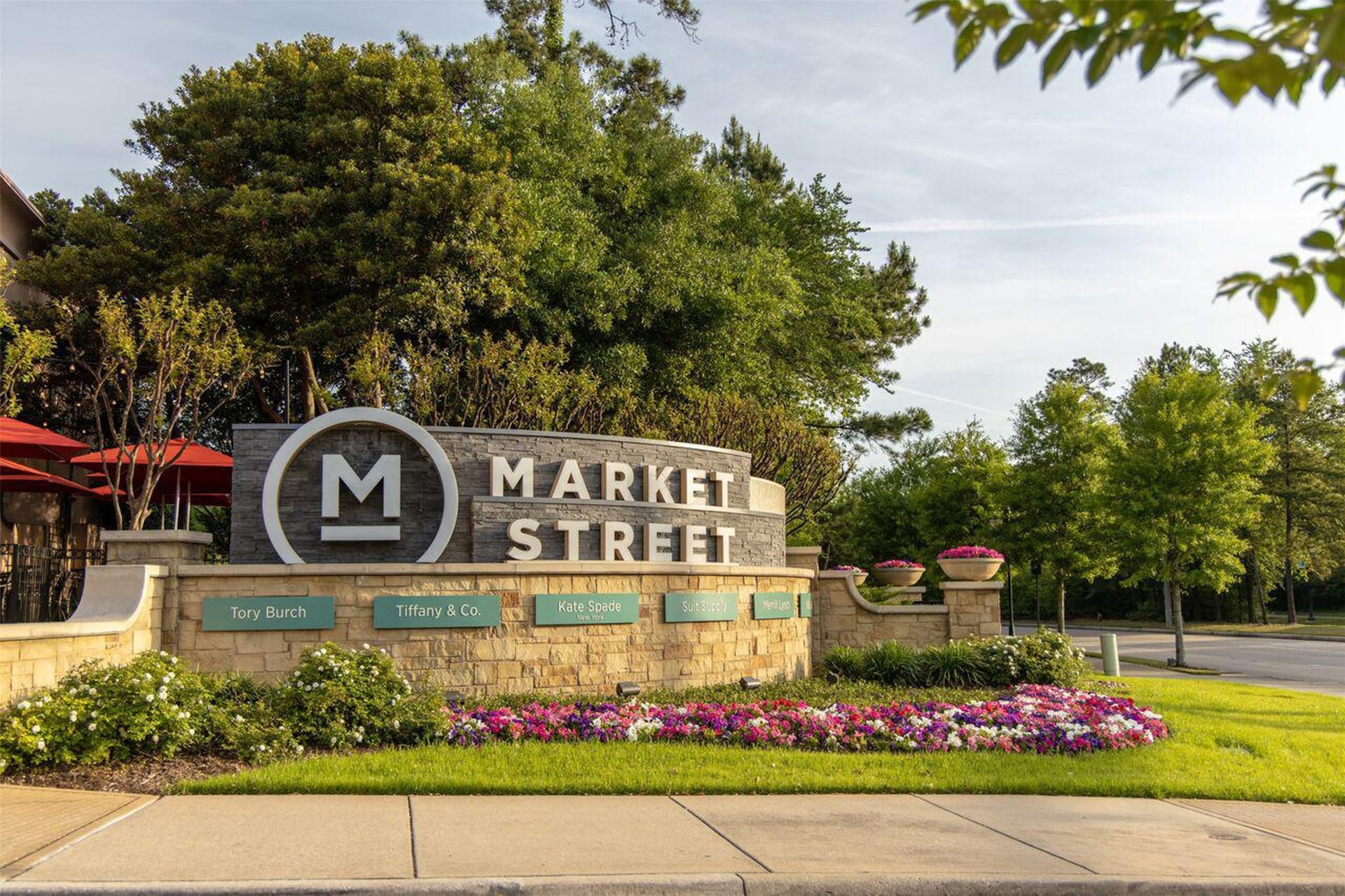 2314 Chestnut Oak Place, The Woodlands, TX 77380 Conveniently located near Market Street and Town Center, offering an extensive selection of shopping, dining, and entertainment.