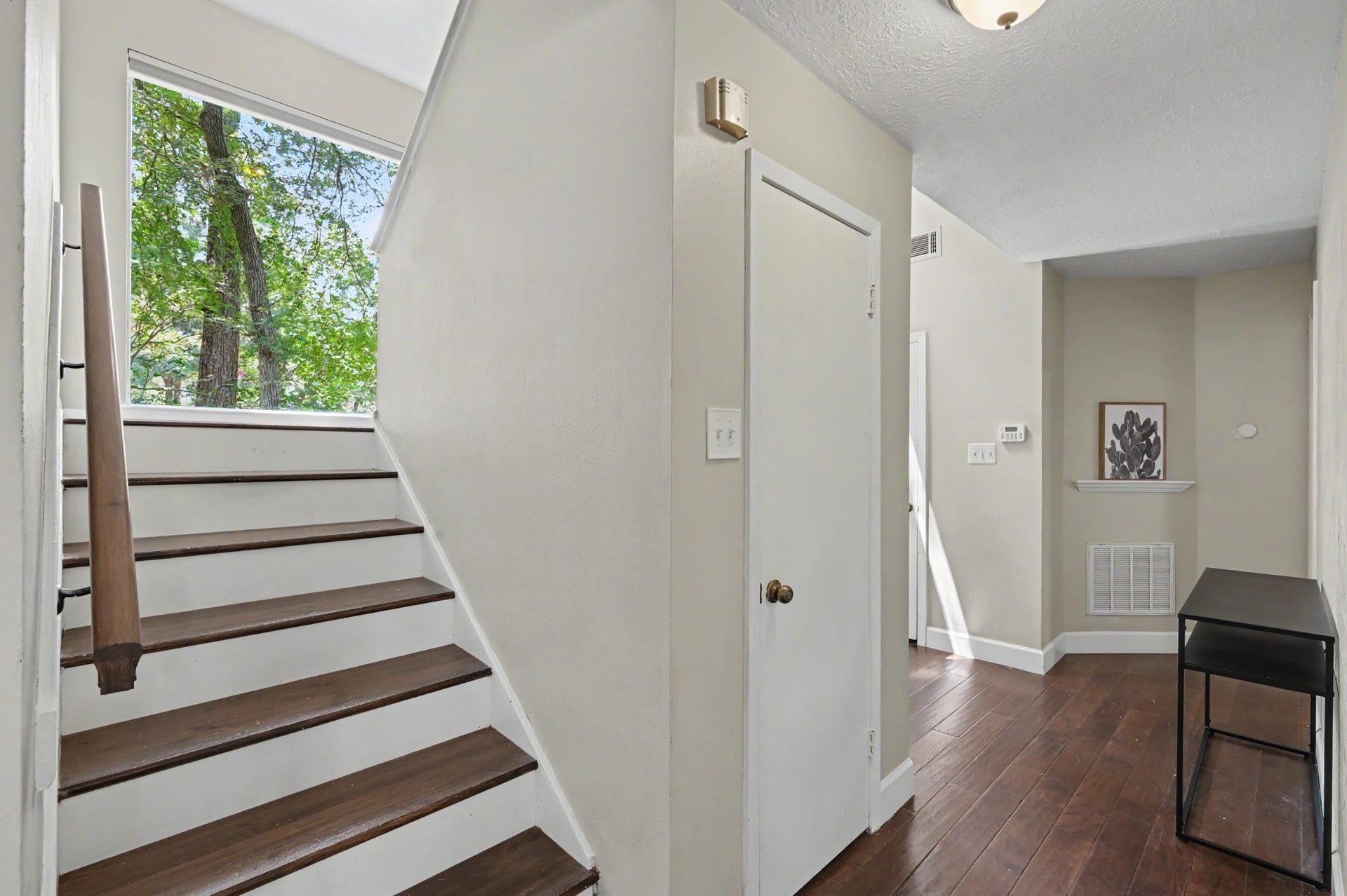 2314 Chestnut Oak Place, The Woodlands, TX 77380 Natural light fills the stairway through the oversized landing window, which includes a remote-controlled motorized honeycomb shade. The entry hall also provides convenient access to a half bath.