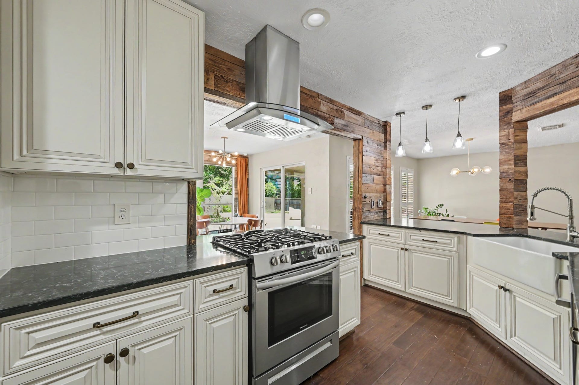 2314 Chestnut Oak Place, The Woodlands, TX 77380 Designed for everyday function, the kitchen offers generous counter space, ample cabinetry, a spacious pantry, a white subway-tile backsplash and an apron-front sink.