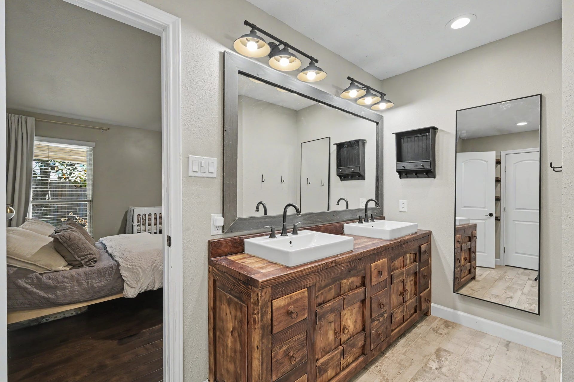 2314 Chestnut Oak Place, The Woodlands, TX 77380 The primary bath features dual sinks and two separate walk-in closets, providing generous personal space and storage.