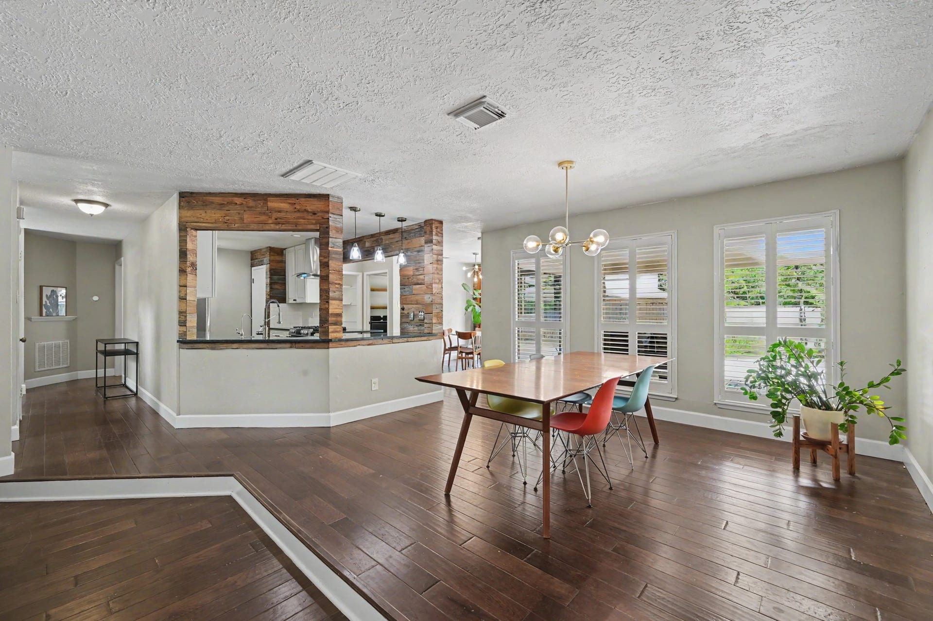 2314 Chestnut Oak Place, The Woodlands, TX 77380 An open connection between the dining room and kitchen creates an easy flow for everyday meals and entertaining.