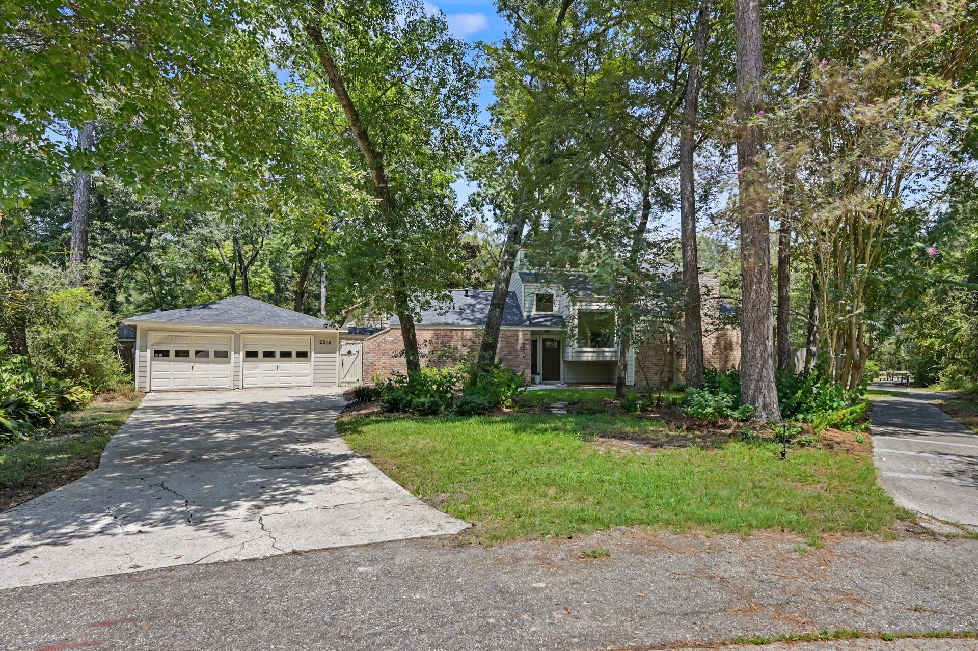 2314 Chestnut Oak Place, The Woodlands, TX 77380 Welcome to this Grogan's Mill home located on an oversized cul-de-sac lot with mature trees, a detached two-car garage and convenient access to nearby greenbelt trails.
