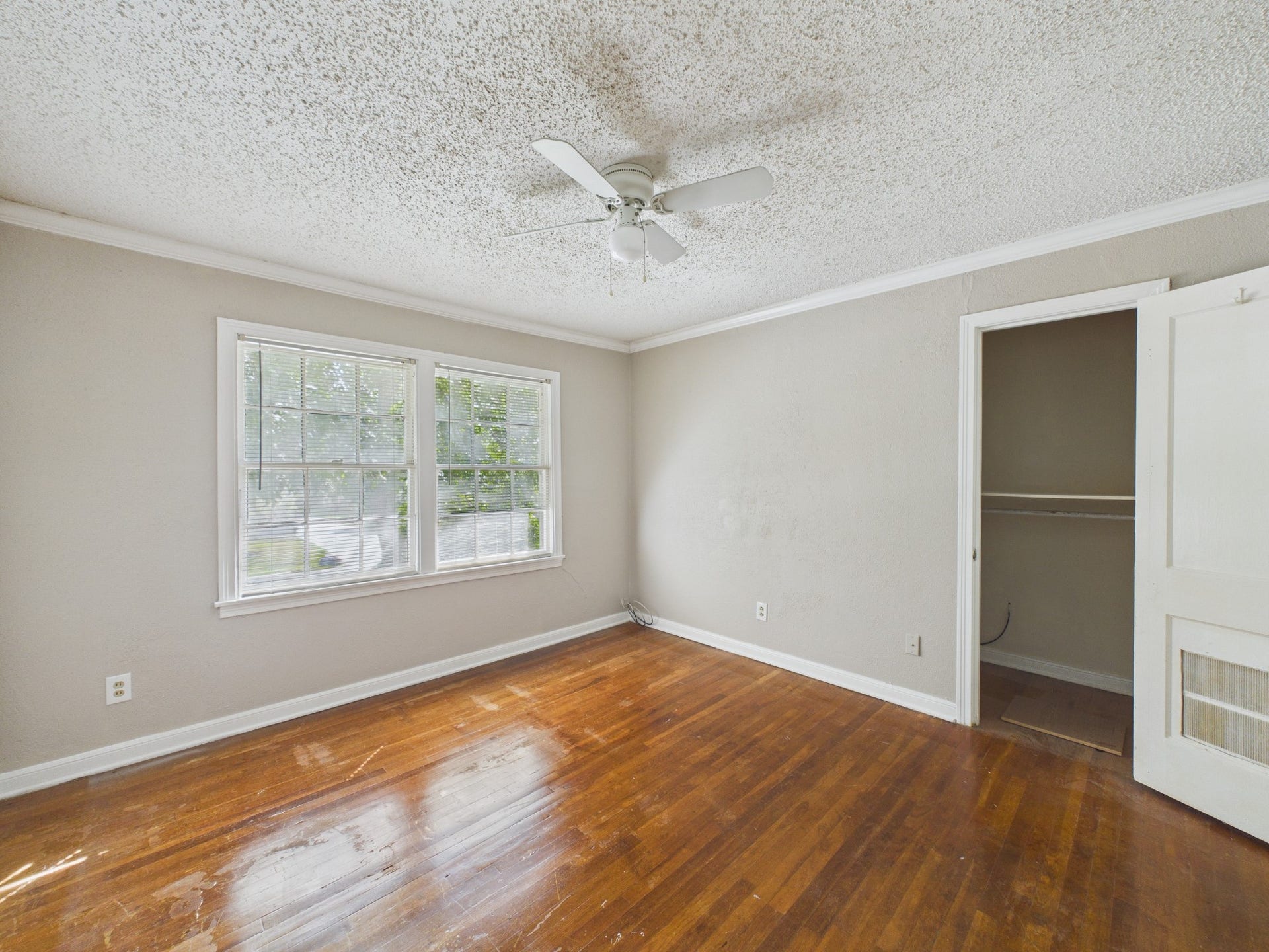 4502 Larch Lane, Bellaire, TX 77401 Bedroom with a Walk-in Closet