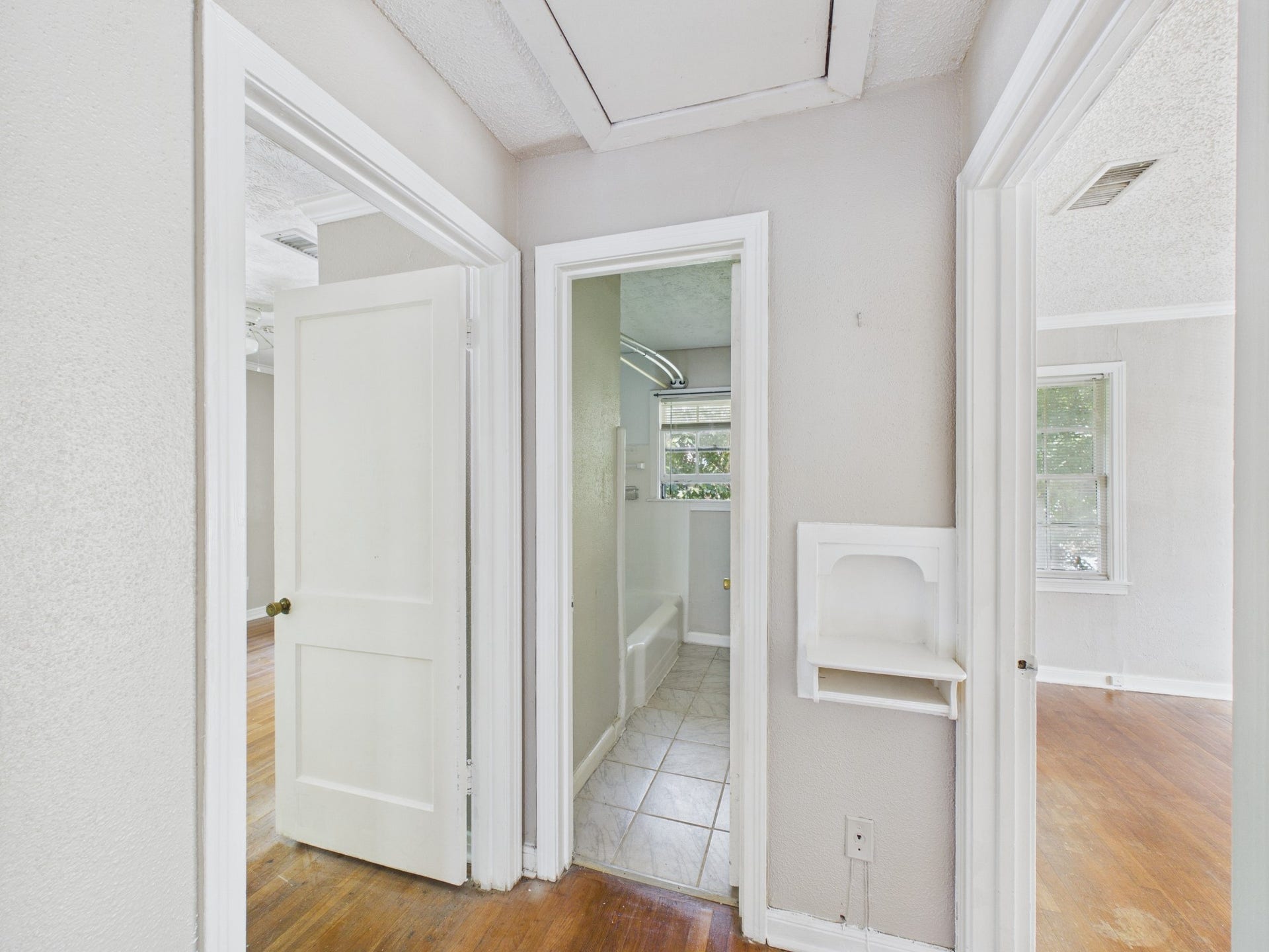 4502 Larch Lane, Bellaire, TX 77401 Full Bath between Two Bedrooms