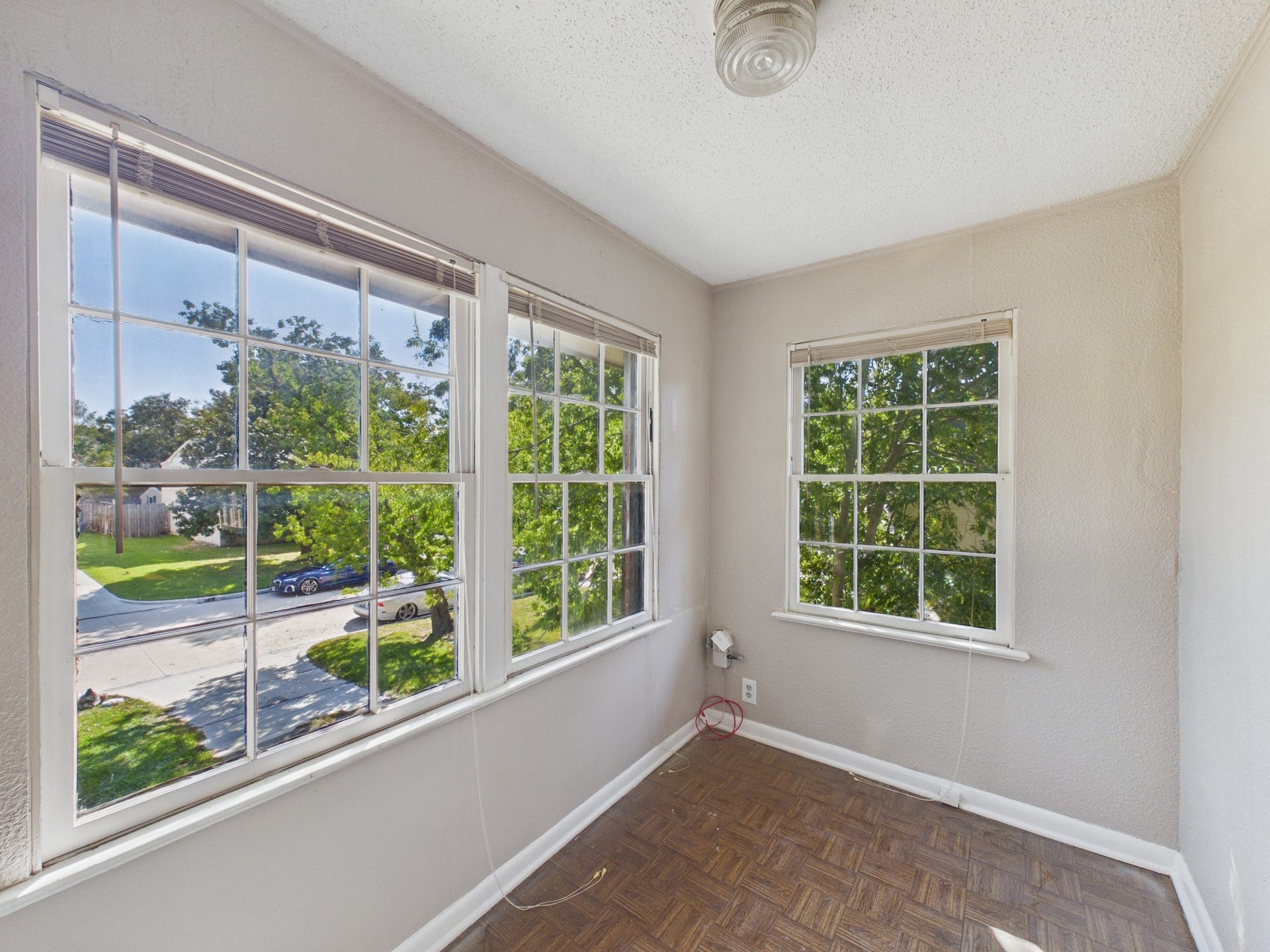 4502 Larch Lane, Bellaire, TX 77401 Sunroom off the Living Area