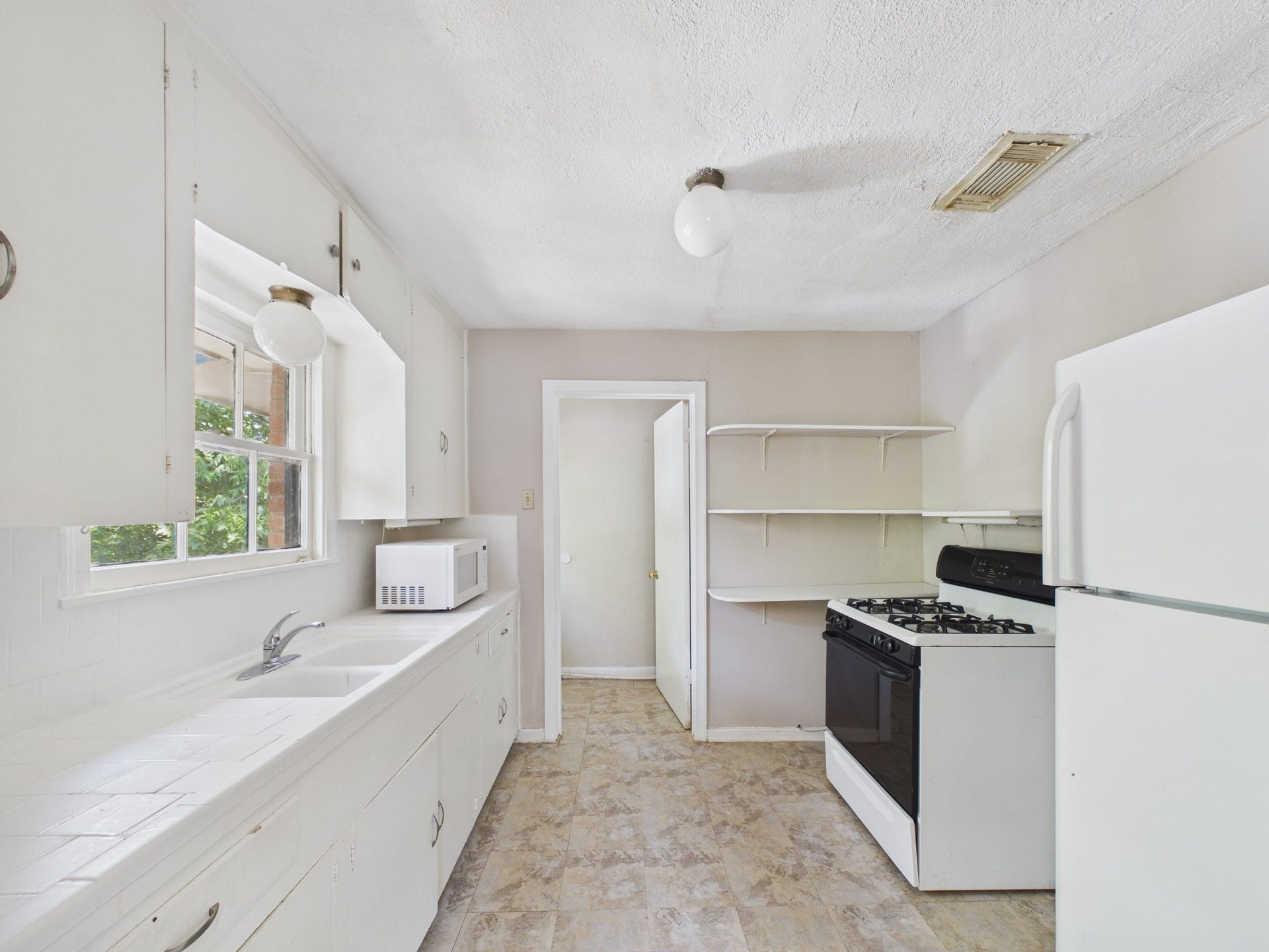 4502 Larch Lane, Bellaire, TX 77401 Mudroom & Rear Entry through the Kitchen