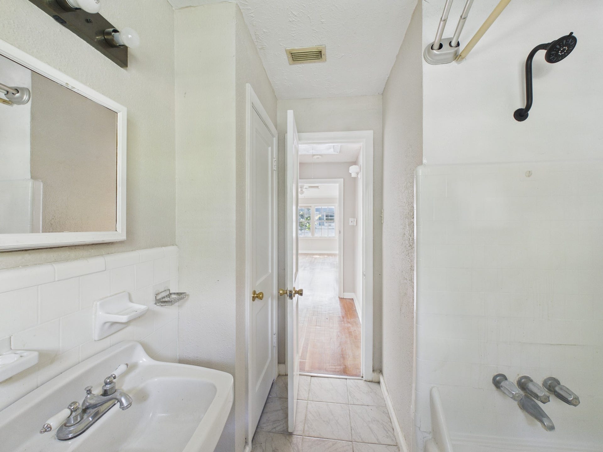 4502 Larch Lane, Bellaire, TX 77401 Tub/Shower Combo & Linen Closet