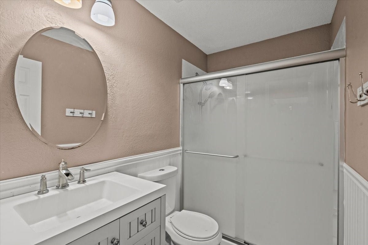 7228 Avenue R, Santa Fe, TX 77510 Secondary bathroom has updated shower.