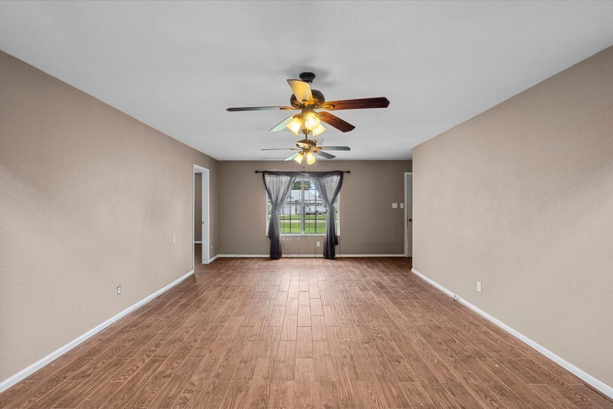 7228 Avenue R, Santa Fe, TX 77510 Living room