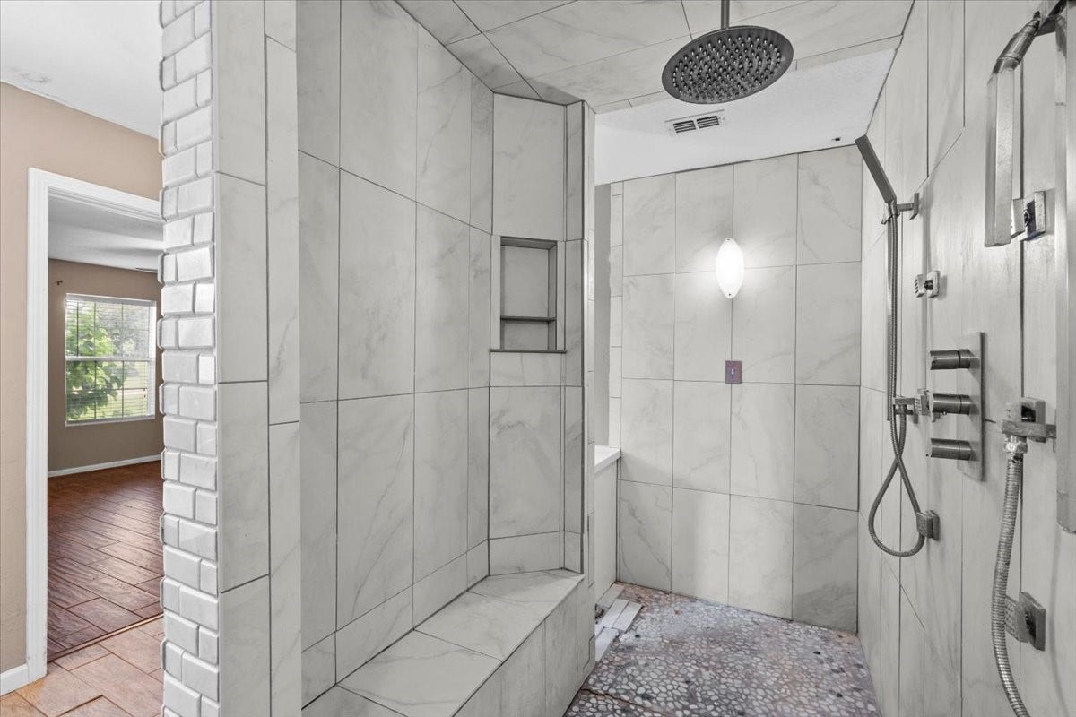 7228 Avenue R, Santa Fe, TX 77510 Check out the primary shower!