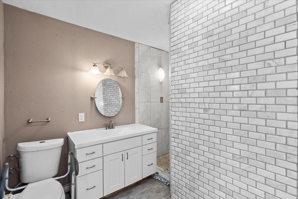 7228 Avenue R, Santa Fe, TX 77510 Primary bathroom
