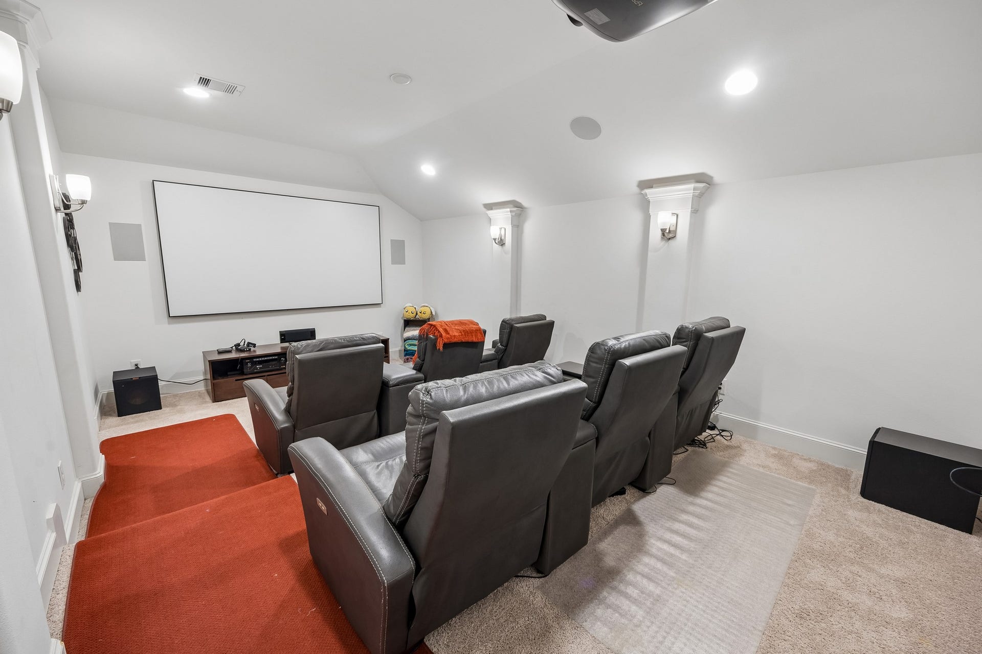 5018 Southampton Road, Missouri City, TX 77459 Experience the ultimate entertainment in this cozy media room complete with a dry bar.