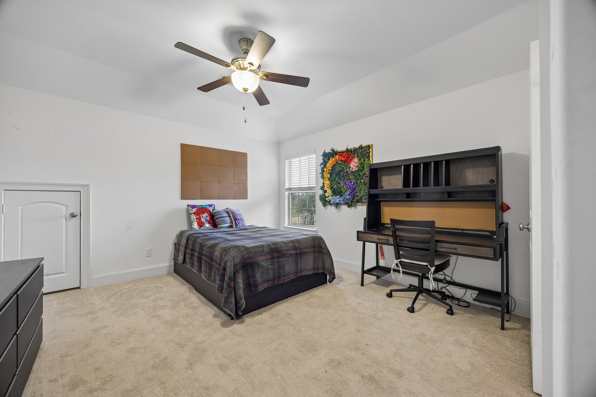 5018 Southampton Road, Missouri City, TX 77459 Secondary 2nd floor bedroom with an en-suite bathroom. This room has additional storage space in addition to the bedroom closet.