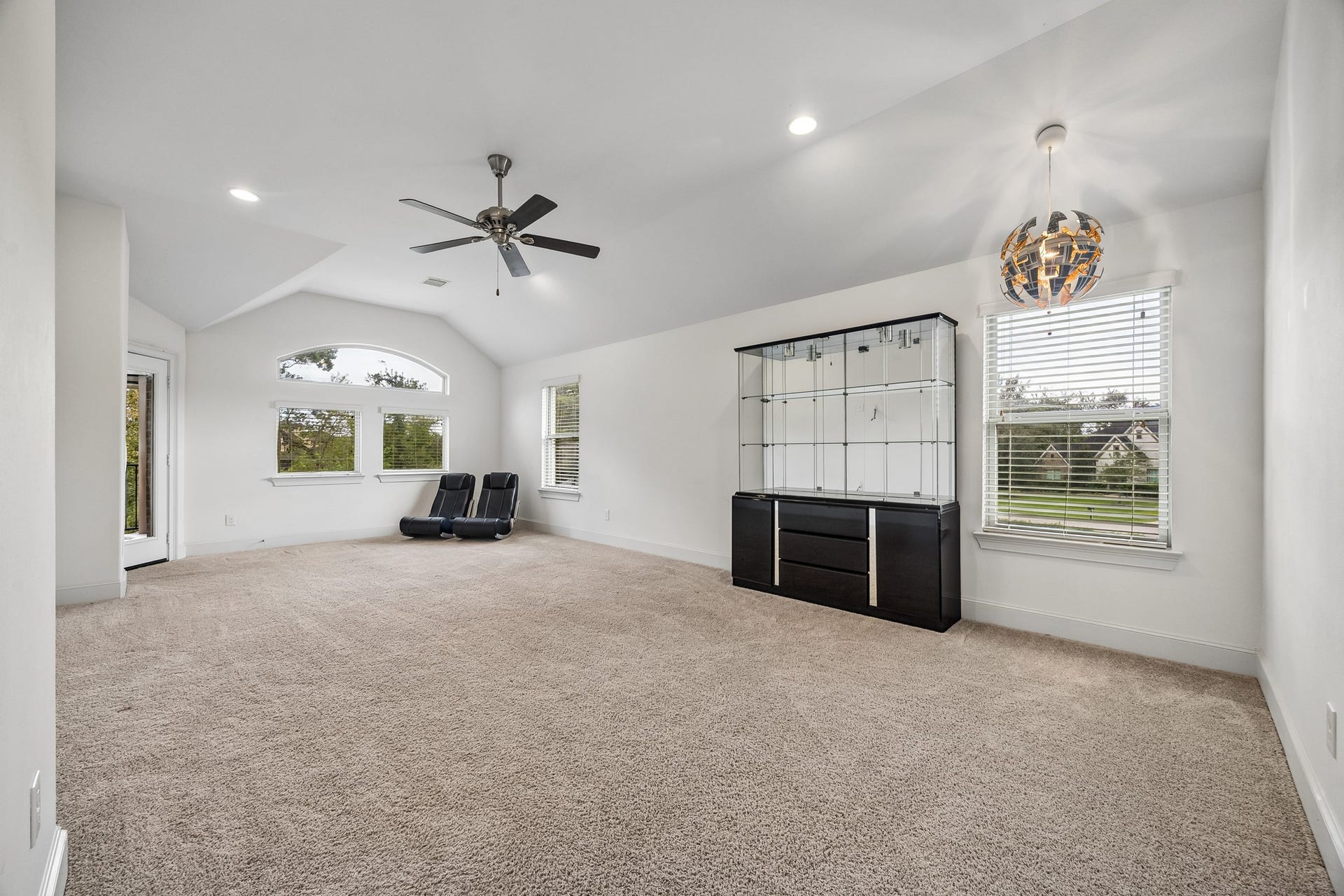 5018 Southampton Road, Missouri City, TX 77459 This game room with plush carpeting, a modern ceiling fan, abundant natural light from large windows is the perfect for relaxation or entertaining. You can also access the 2nd floor balcony from this room.