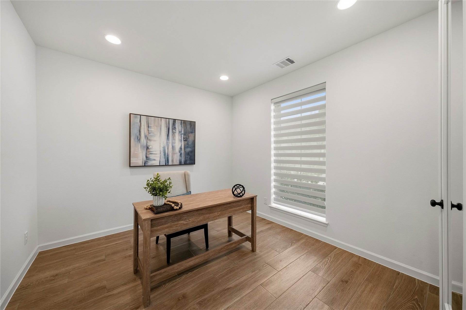 10606 Novy Grove Drive, Missouri City, TX 77459 The study is located off the foyer. It has French doors for privacy and a window overlooking the cul-de-sac.