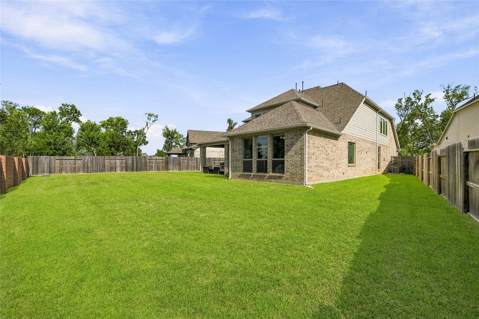 10606 Novy Grove Drive, Missouri City, TX 77459 The lot is fantastic and is a great space for kids and pets to run around and play!