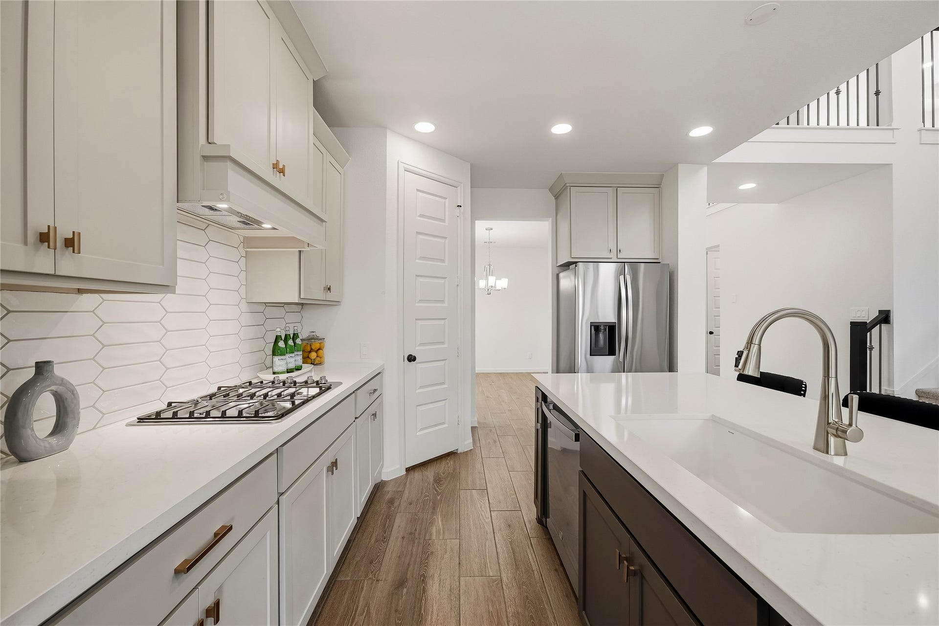 10606 Novy Grove Drive, Missouri City, TX 77459 The upgraded single basin undermount sink is oversized, which makes meal prep and clean up so much easier.