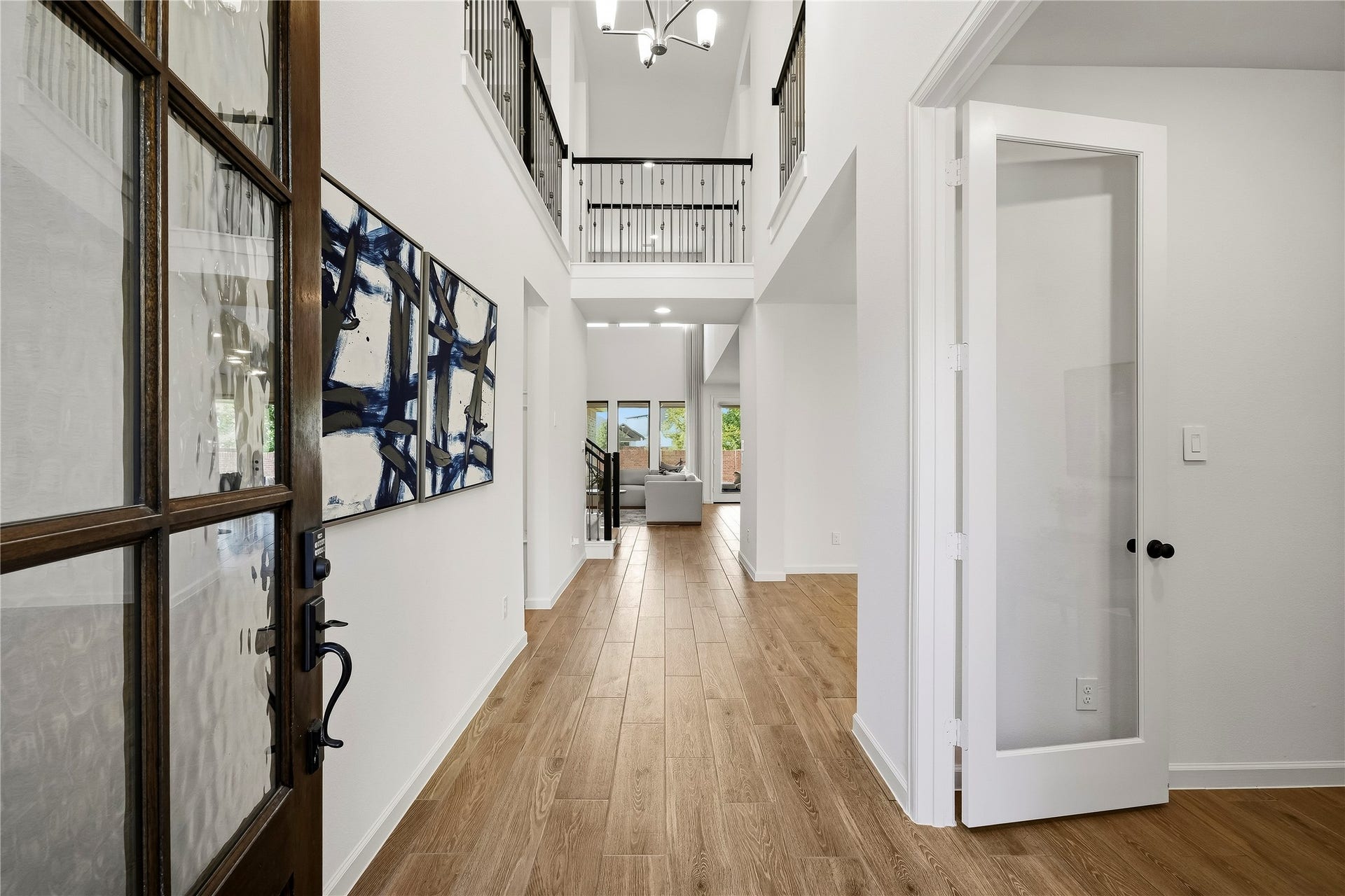 10606 Novy Grove Drive, Missouri City, TX 77459 As you enter the front door, be prepared to be impressed! Not a detail has been missed. The faux wood tile flooring is stunning and runs throughout the living areas.