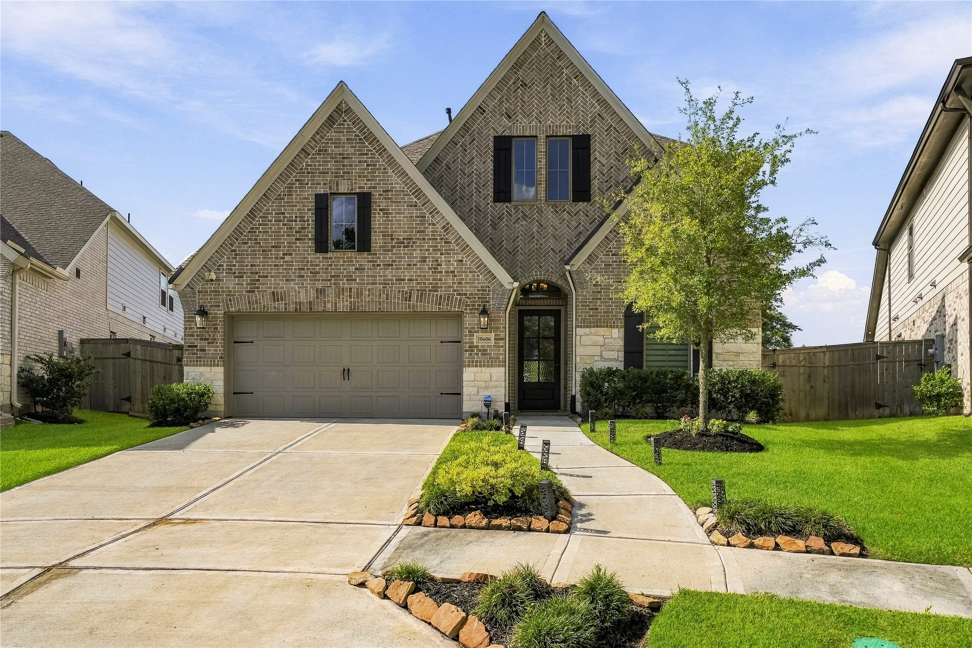 10606 Novy Grove Drive, Missouri City, TX 77459 The upgraded brick and stone elevation offers instant curb appeal! The black shutters provide a nice accent. You will love the oversized lot and quiet cul-de-sac location.