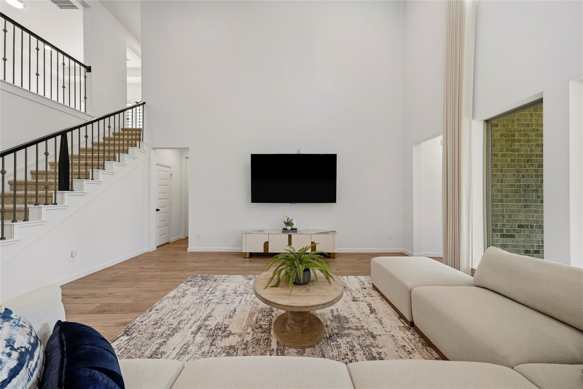 10606 Novy Grove Drive, Missouri City, TX 77459 The family room offers a solid wall for a large screen TV or artwork, in addition to the wall of windows.