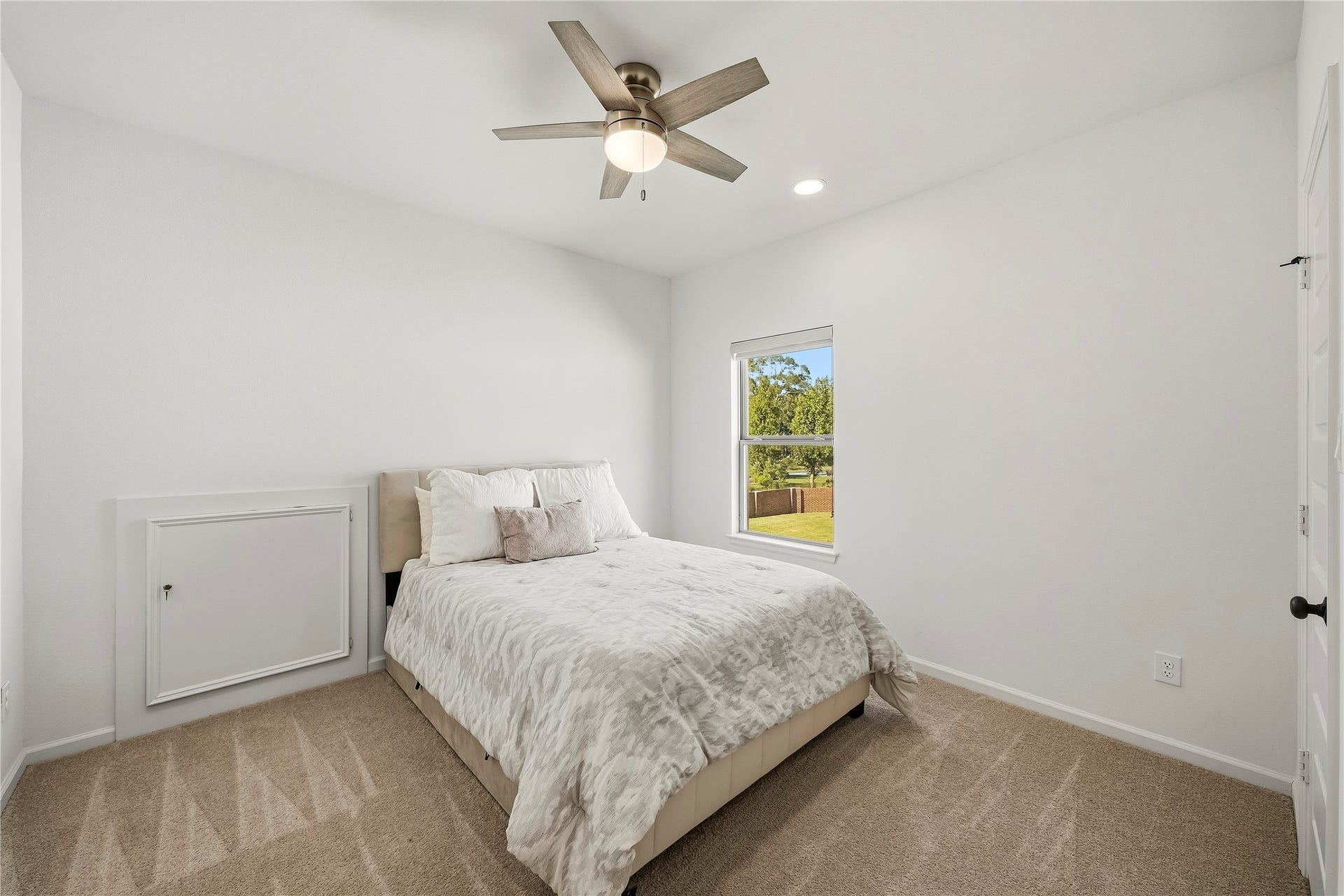 10606 Novy Grove Drive, Missouri City, TX 77459 The upstairs bedrooms are spacious and each room has a ceiling fan, recessed lighting and a generous walk-in closet.
