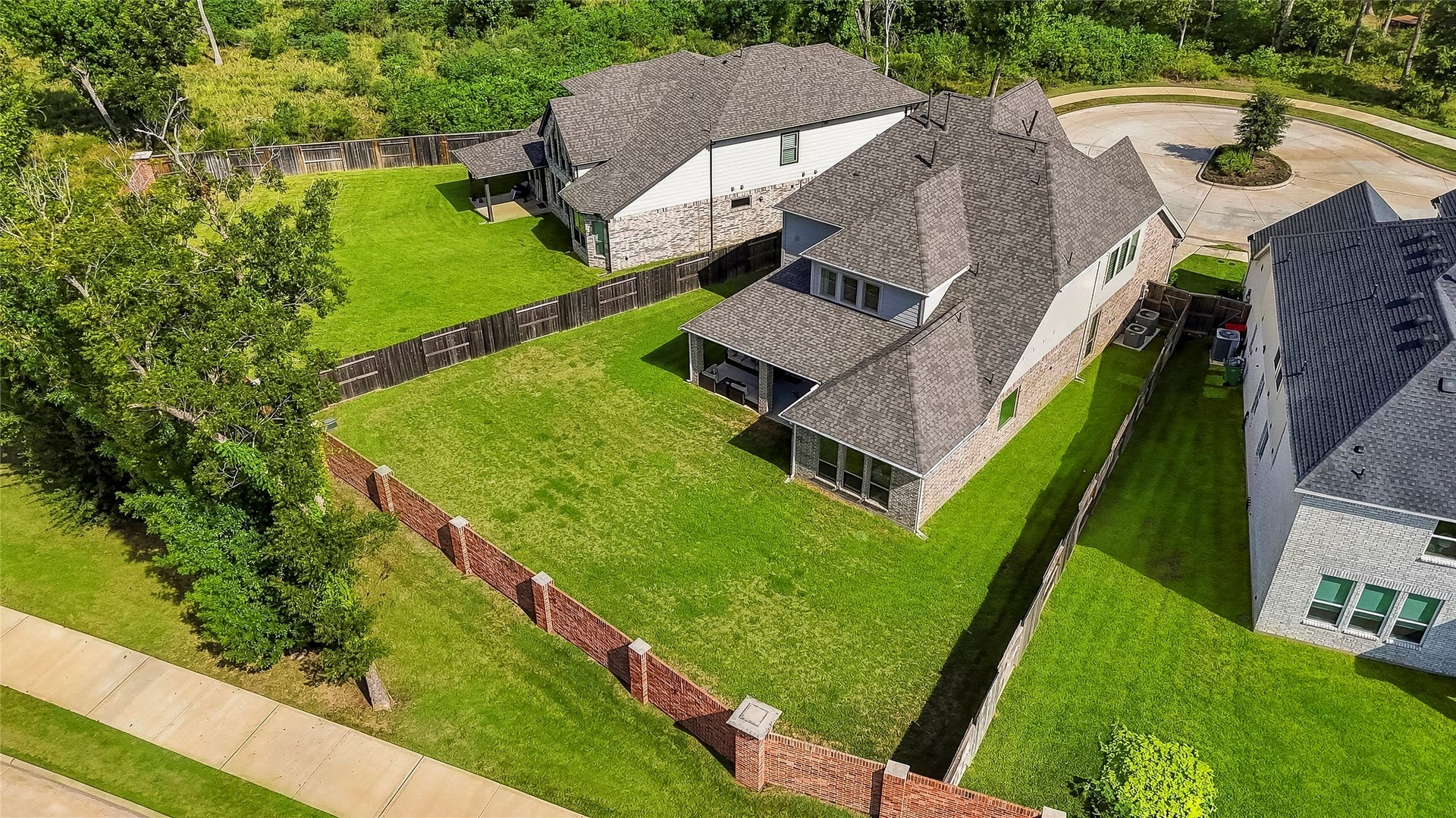 10606 Novy Grove Drive, Missouri City, TX 77459 The lot has a brick privacy fence along the back. Not only is it aesthetically pleasing, but it is maintained by the HOA! The cul-de-sac has a nature reserve at the end, which is great for privacy.