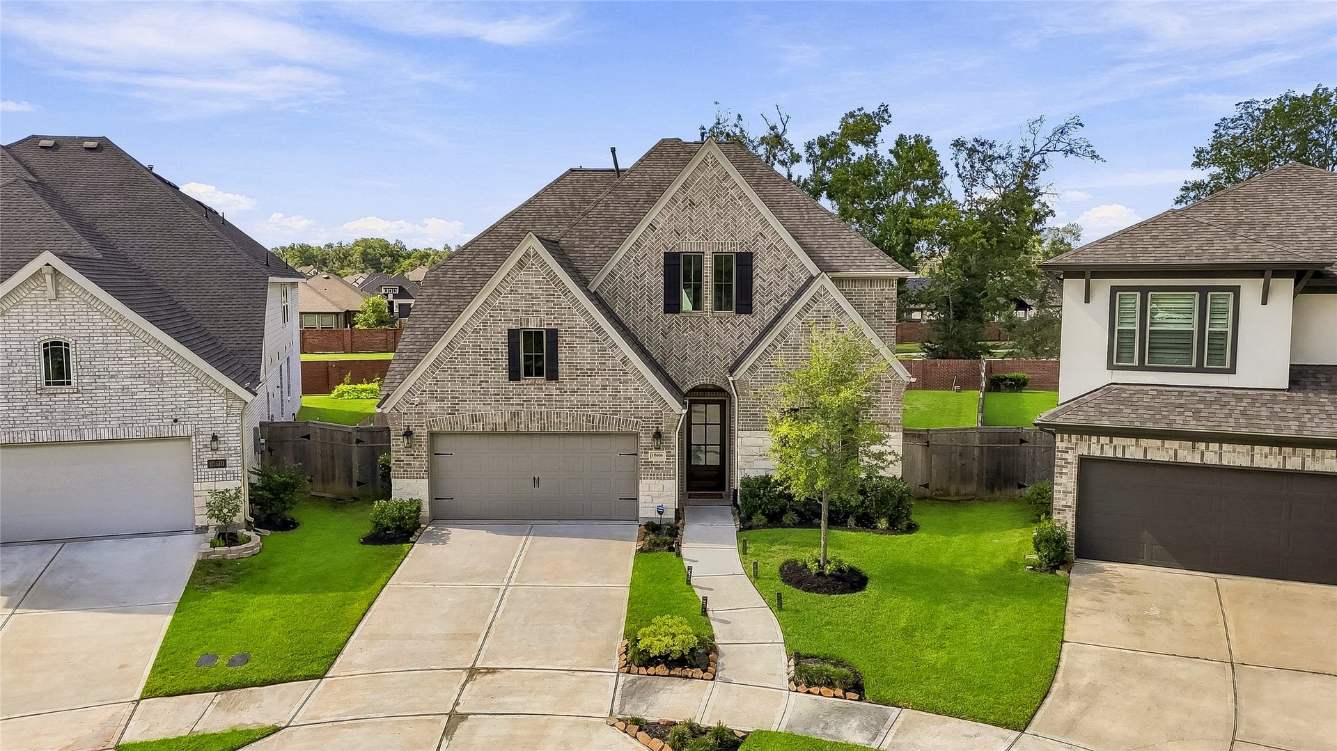 10606 Novy Grove Drive, Missouri City, TX 77459 This oversized cul-de-sac lot is pie shaped, so you will be pleasantly surprised with how generous the space in the backyard is!
