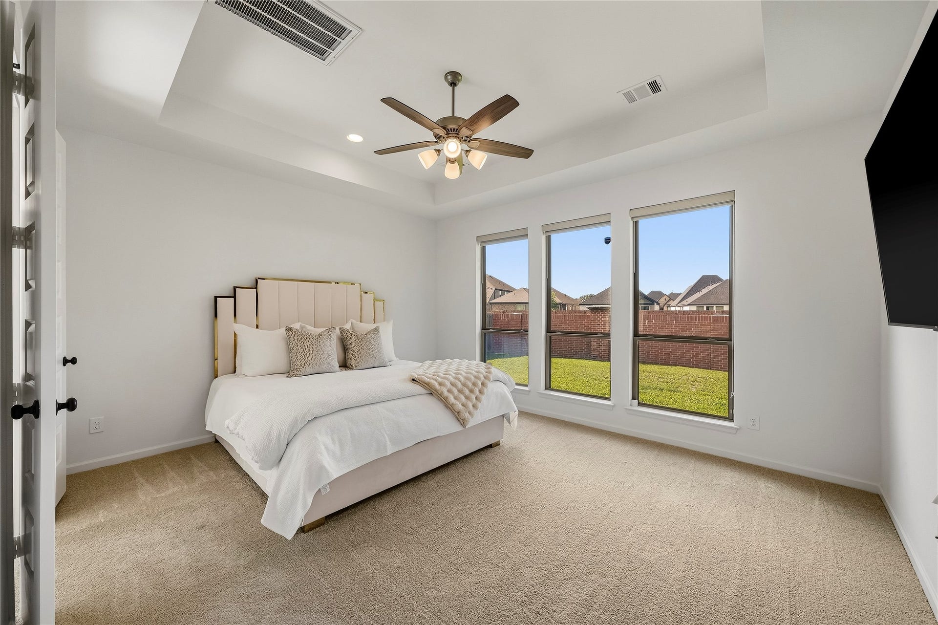 10606 Novy Grove Drive, Missouri City, TX 77459 The downstairs primary suite is spacious and overlooks the backyard.
