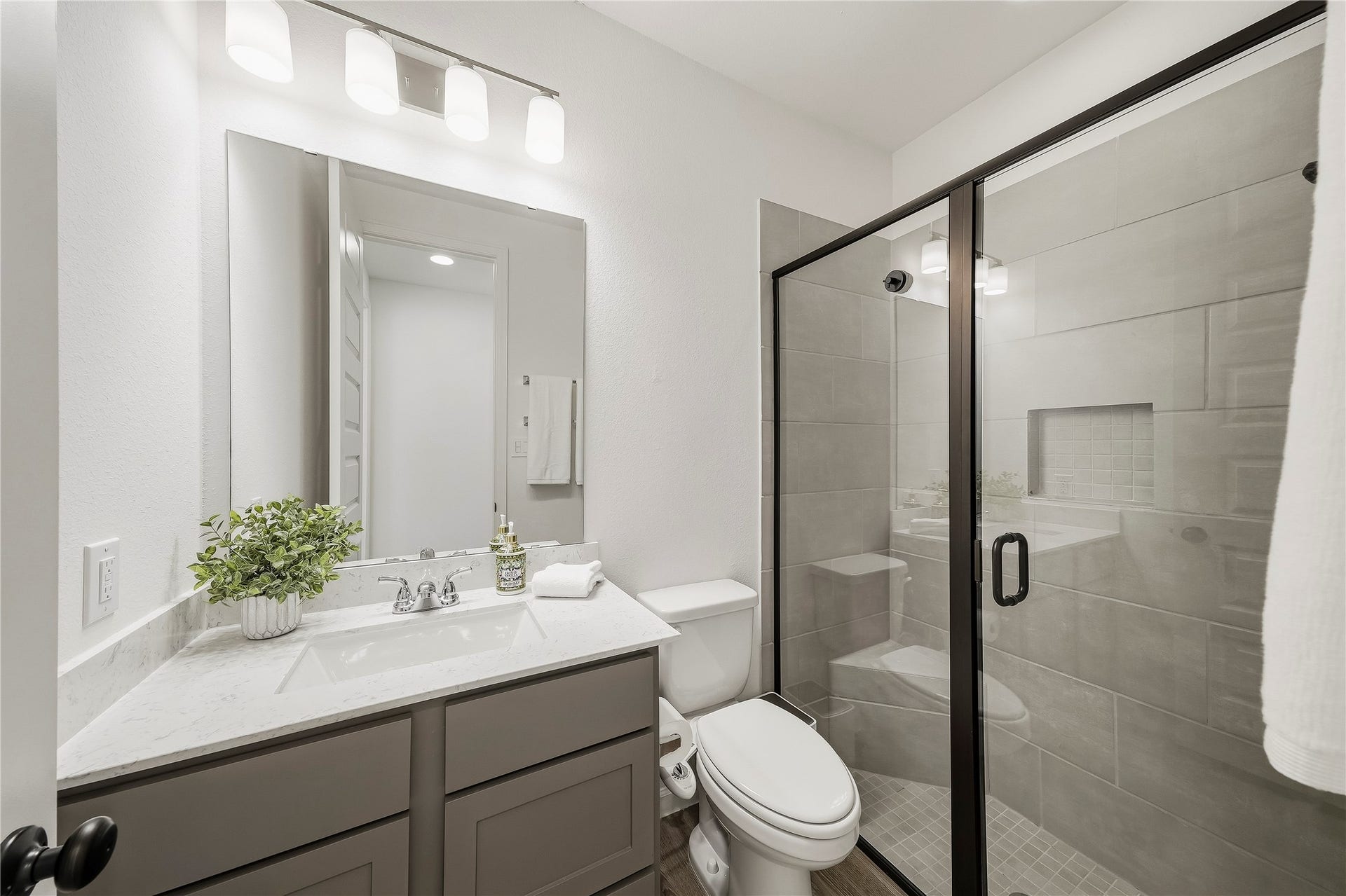 10606 Novy Grove Drive, Missouri City, TX 77459 This full bath, with an oversized shower, is adjacent to the downstairs bedroom.