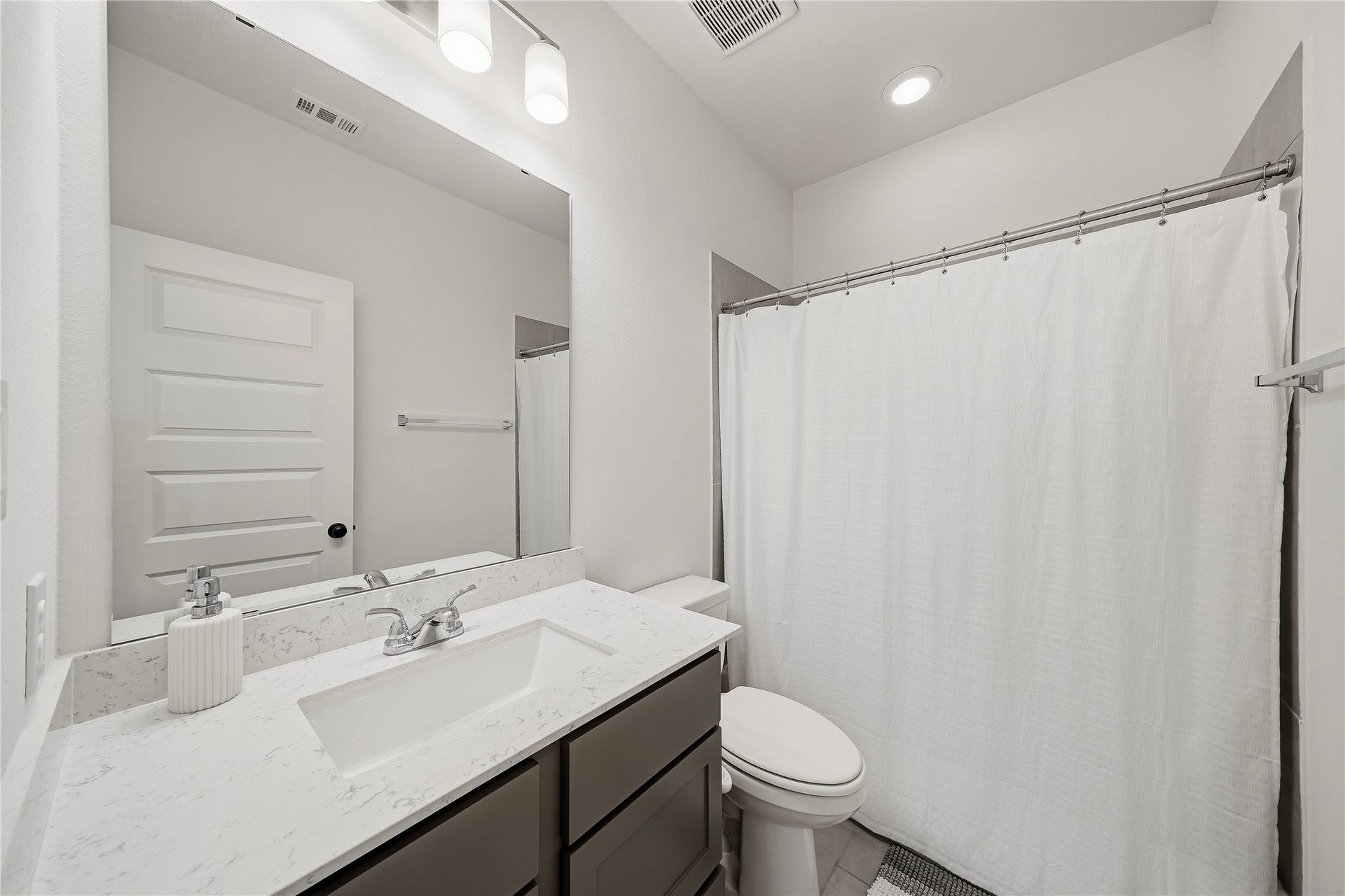 10606 Novy Grove Drive, Missouri City, TX 77459 Full upstairs bathroom