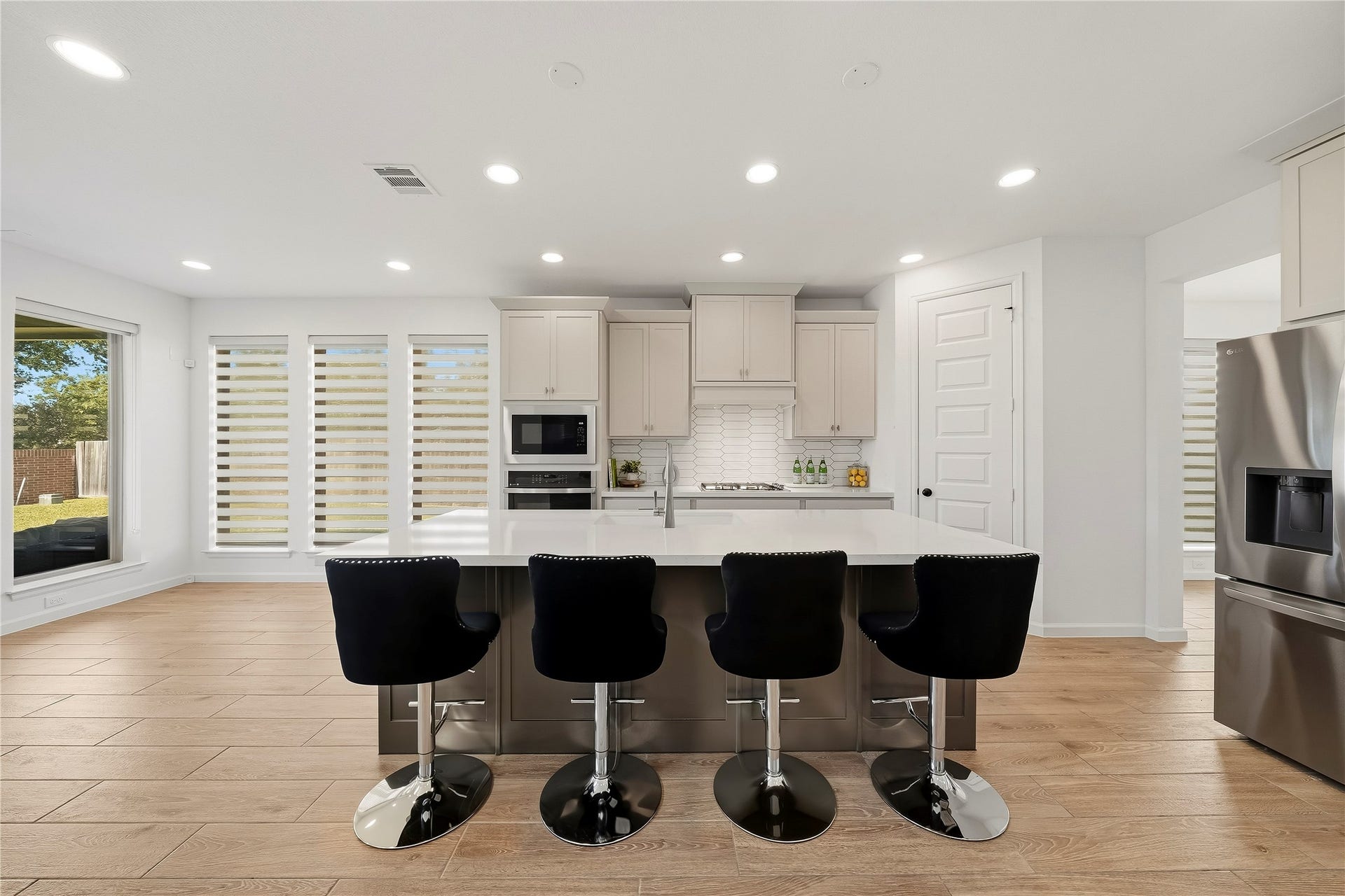 10606 Novy Grove Drive, Missouri City, TX 77459 The kitchen has an oversized island with gorgeous quartz countertop. The stainless steel appliance package includes a GE oven and a 4-burner cooktop. The stainless refrigerator conveys with the home.