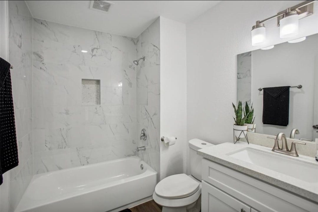 105 Lee Drive, La Marque, TX 77568 Secondary full bathroom