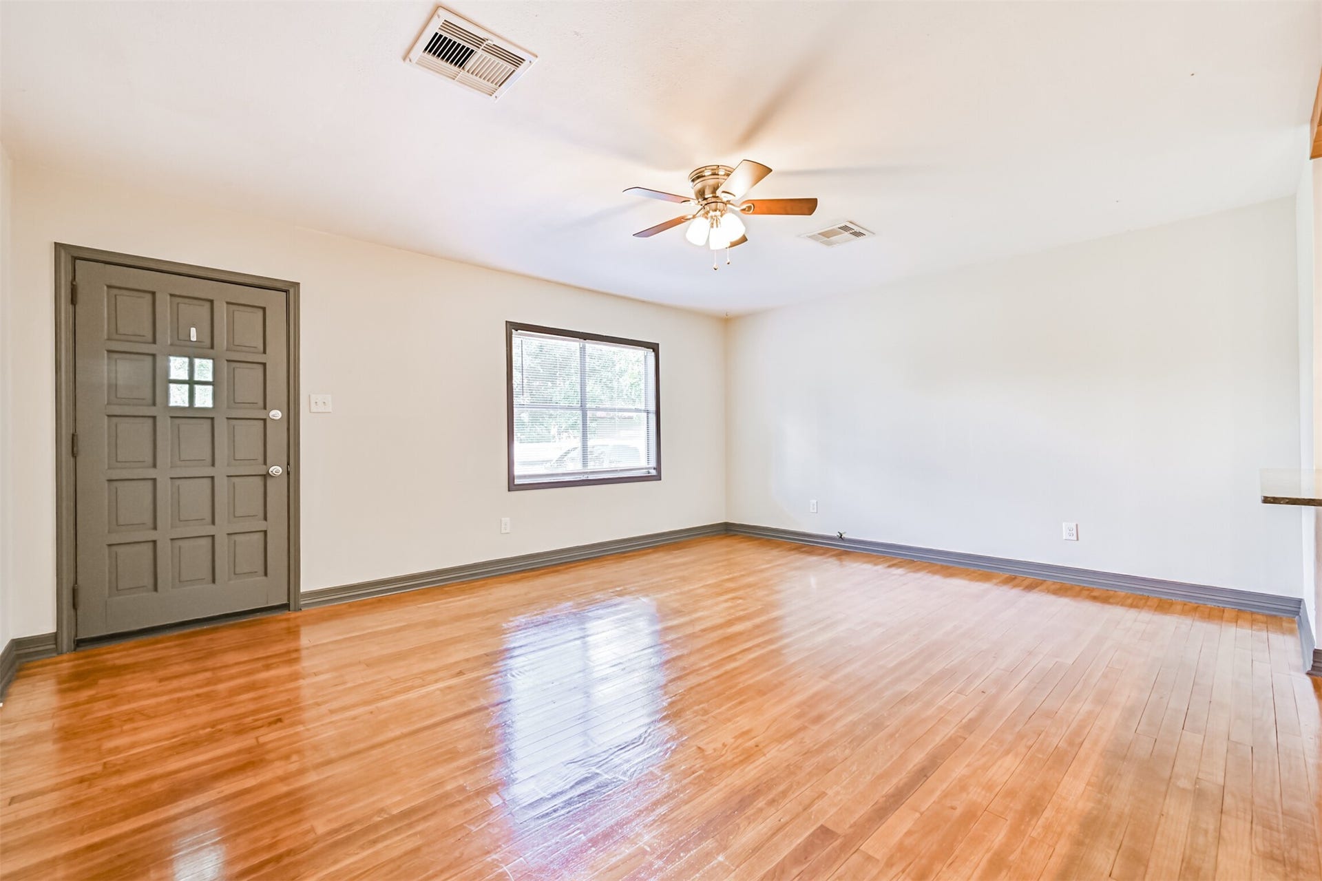 6731 W Bayou Drive, Hitchcock, TX 77563