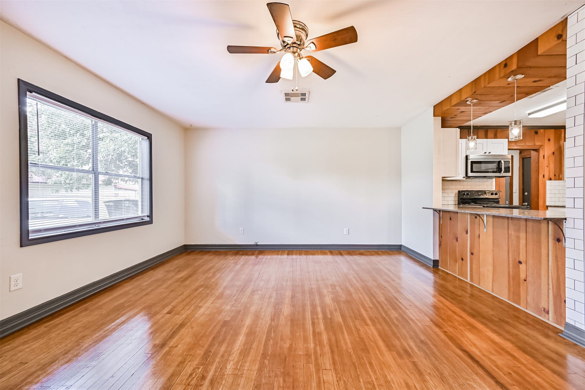 6731 W Bayou Drive, Hitchcock, TX 77563