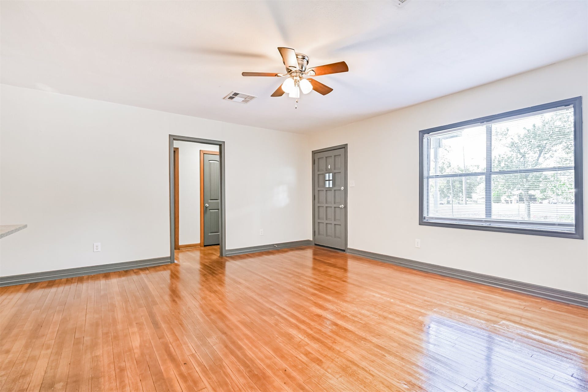 6731 W Bayou Drive, Hitchcock, TX 77563