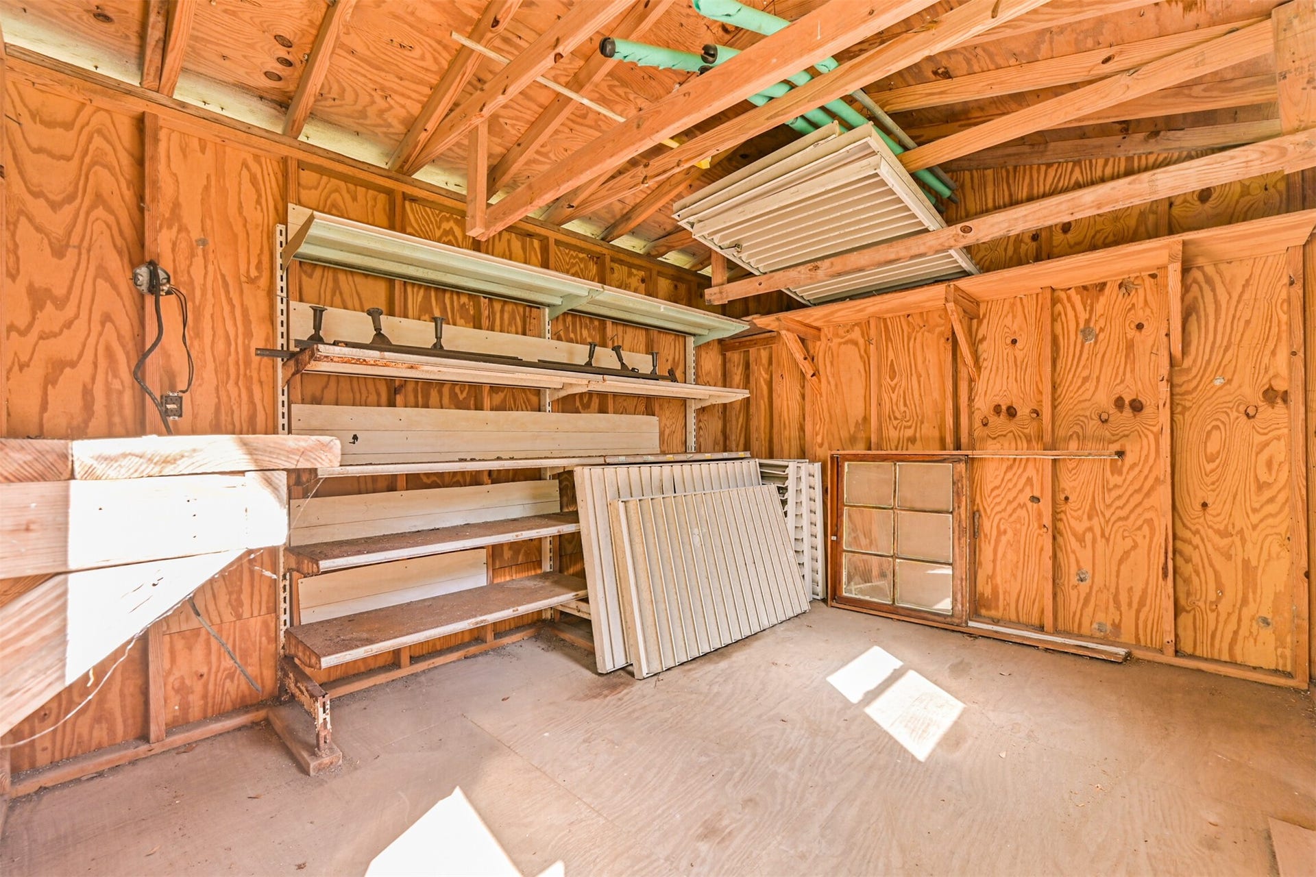 6731 W Bayou Drive, Hitchcock, TX 77563