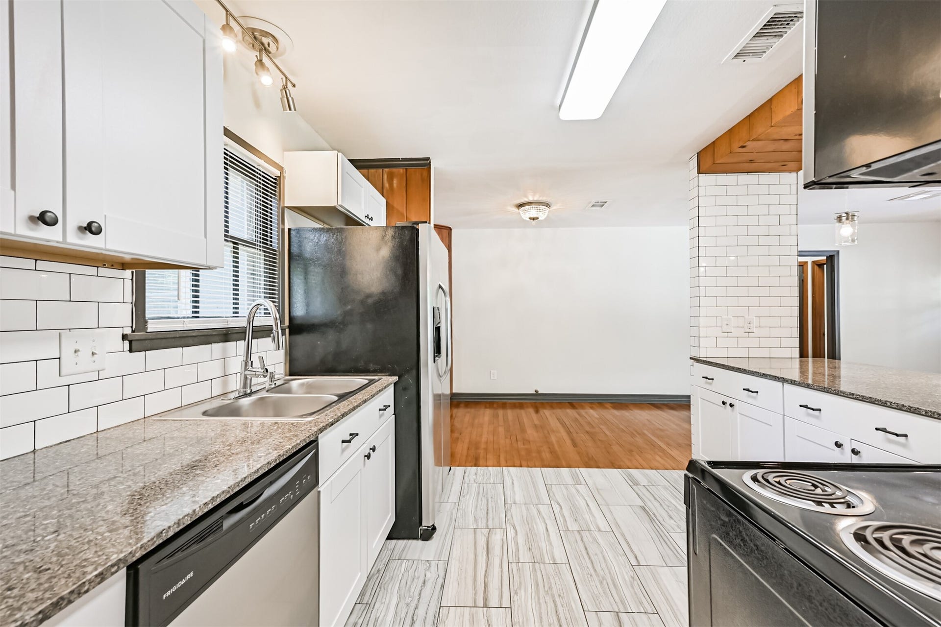 6731 W Bayou Drive, Hitchcock, TX 77563