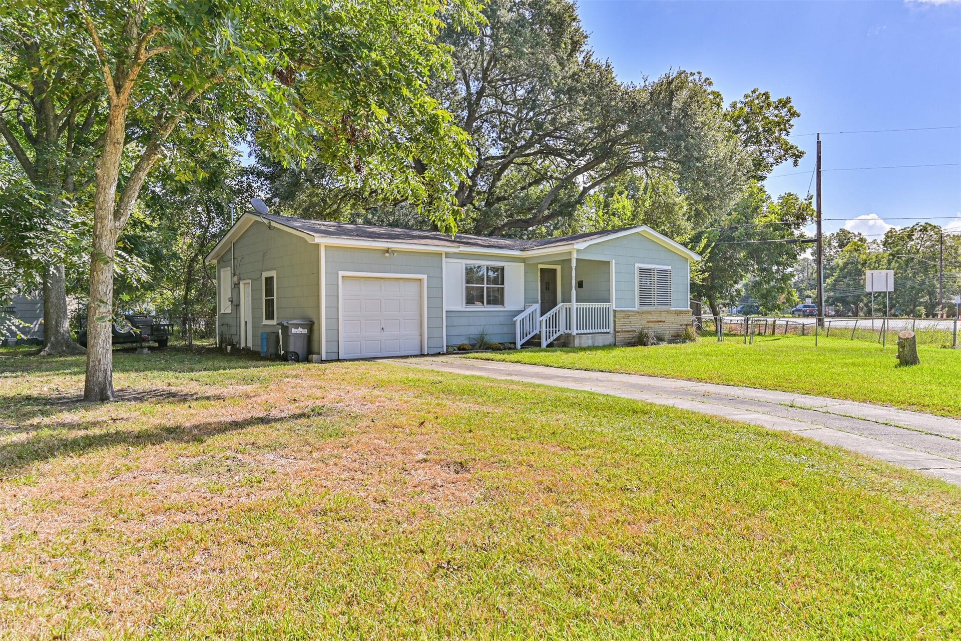6731 W Bayou Drive, Hitchcock, TX 77563